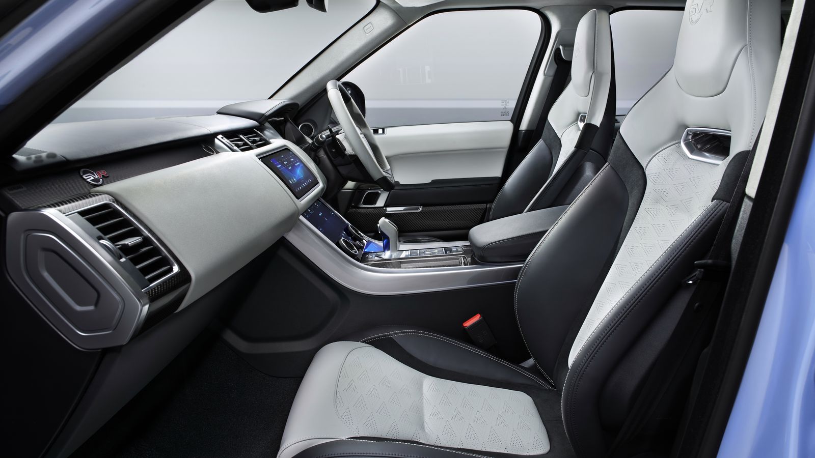 Es estándar la combinación de cuero Windsor y antelina para la definición del habitáculo.