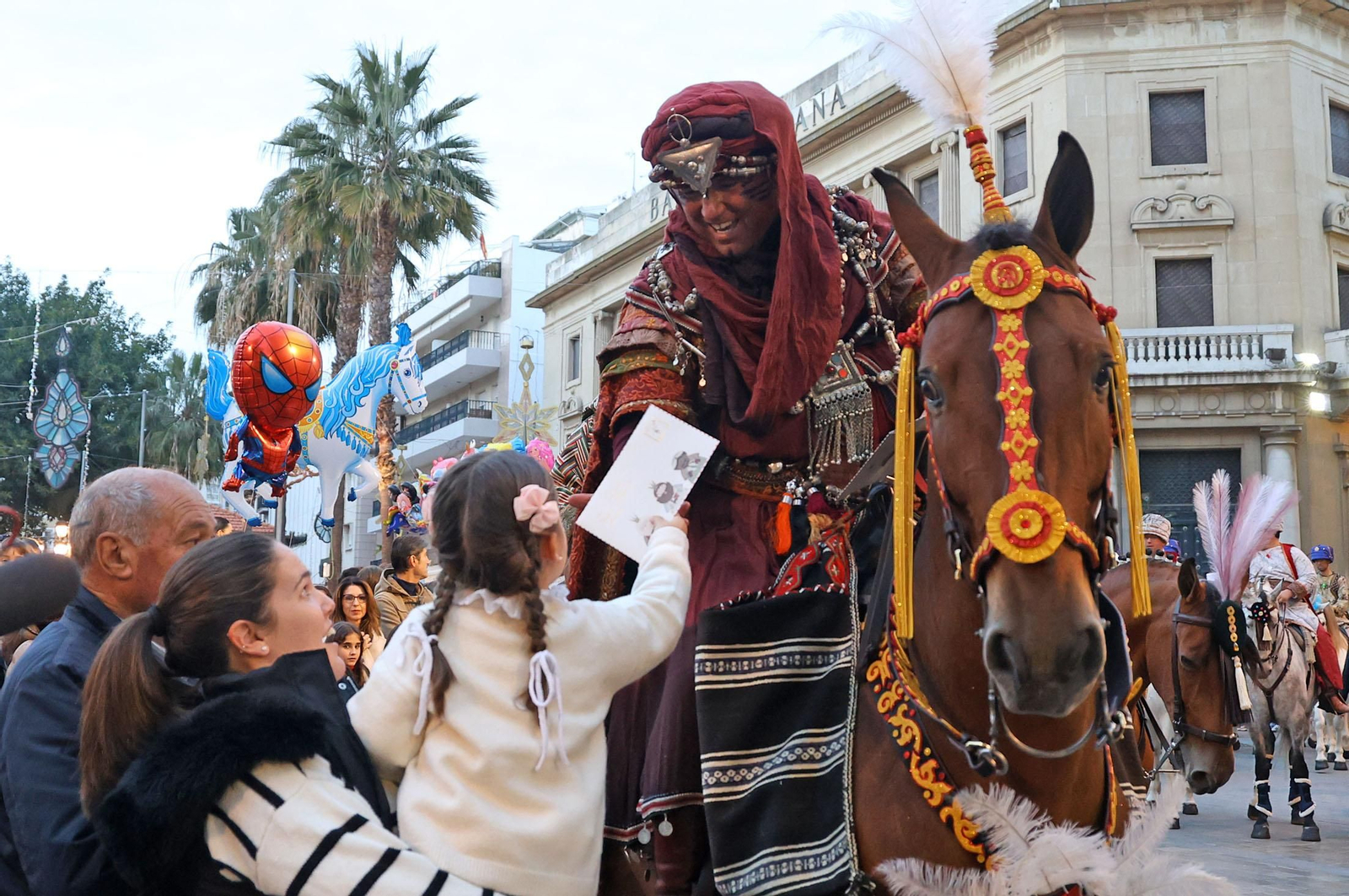 Imágenes del Heraldo Real anunciando la llegada de los Reyes Magos a Huelva