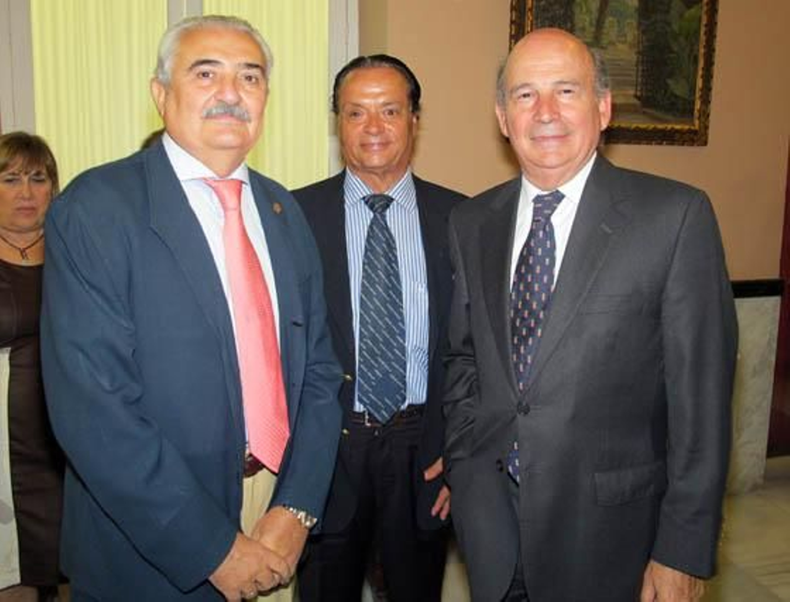 Carlos Bourrellier, vicepresidente del Ateneo; el empresario Manuel Loreto, y Julio Cuesta, presidente de AECC Sevilla.

Foto: Victoria Ramírez