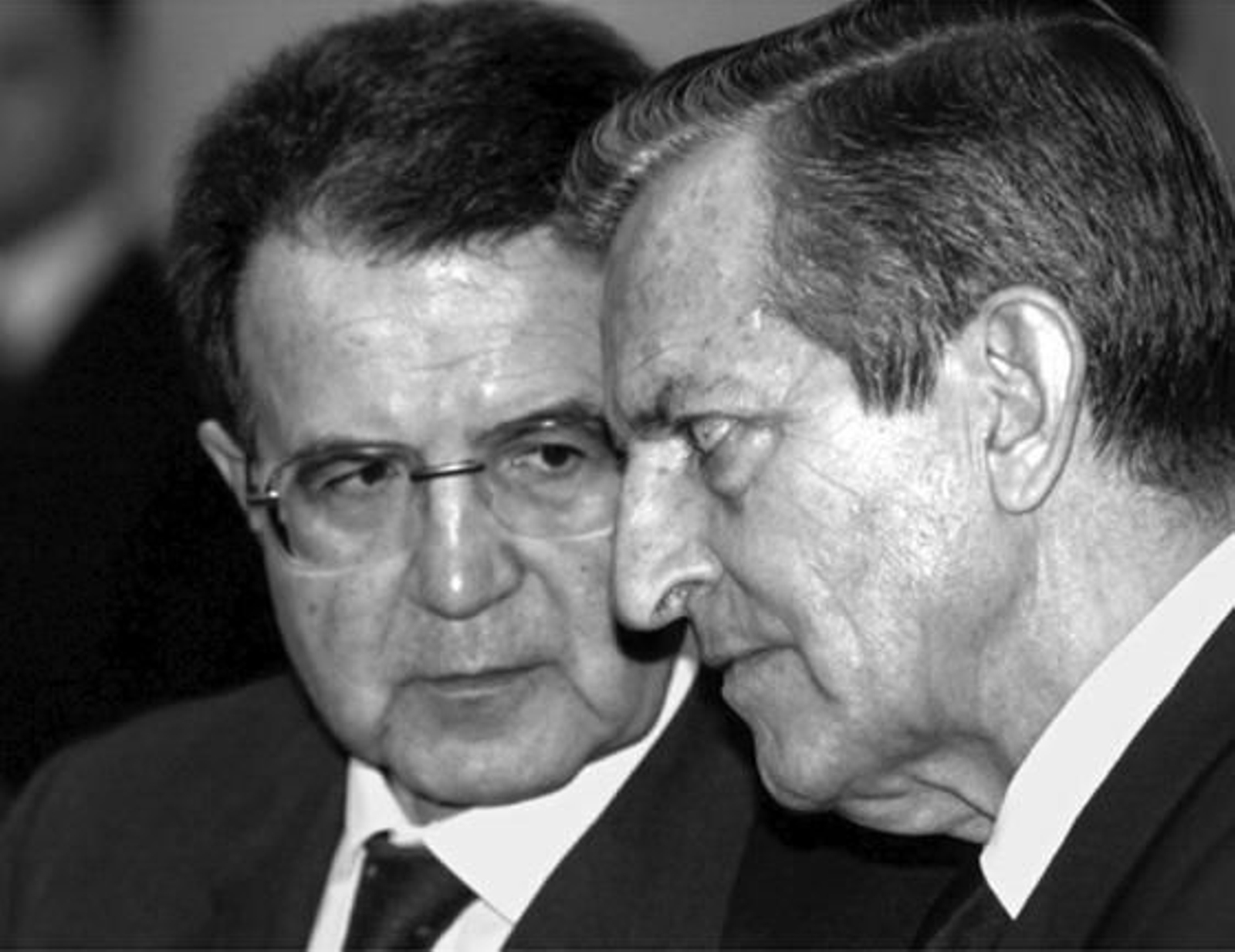 Romano Prodi conversa con Adolfo Suárez.

Foto: EFE