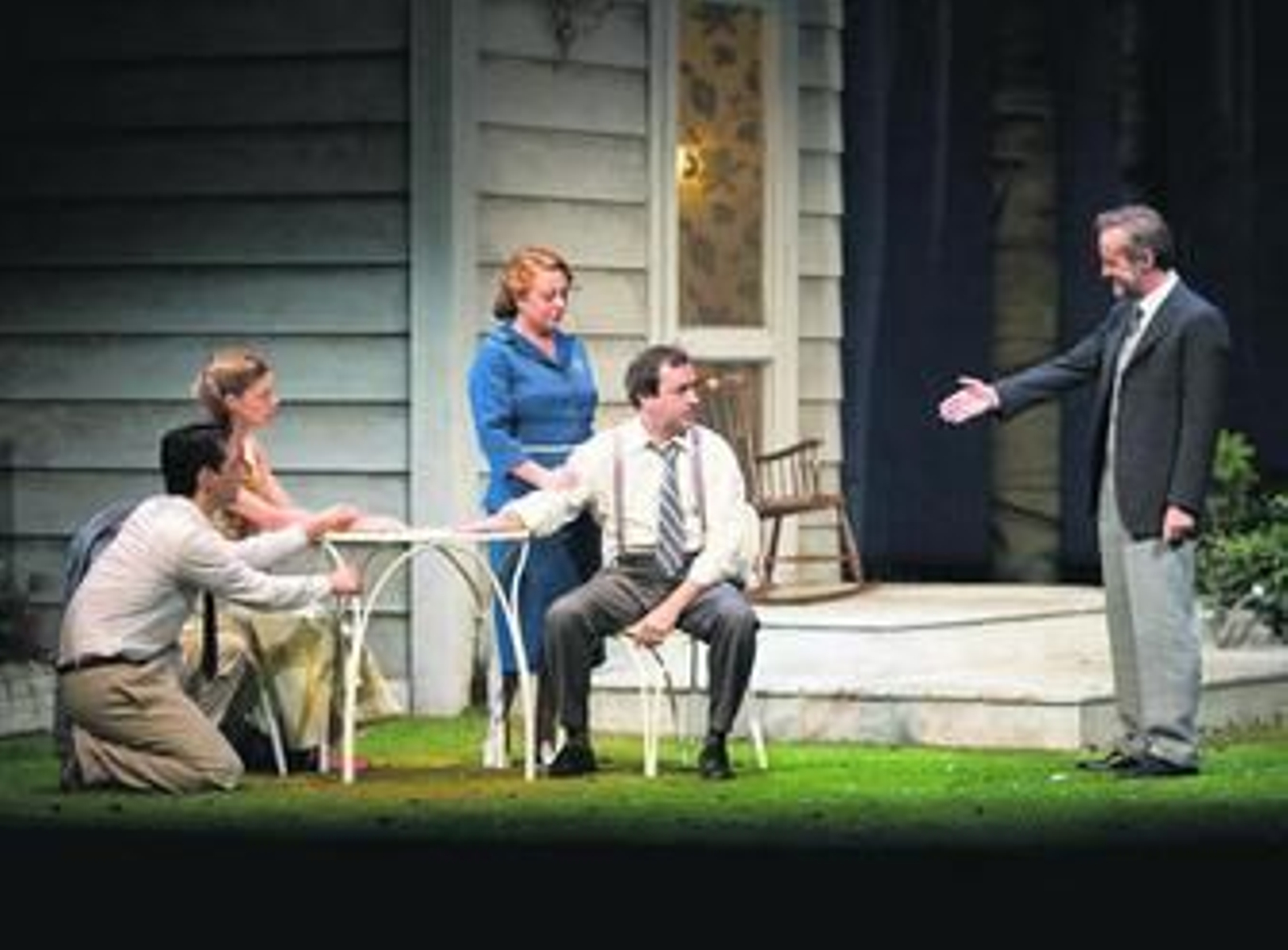 Los protagonistas de 'Todos eran mis hijos', en una escena de la obra.