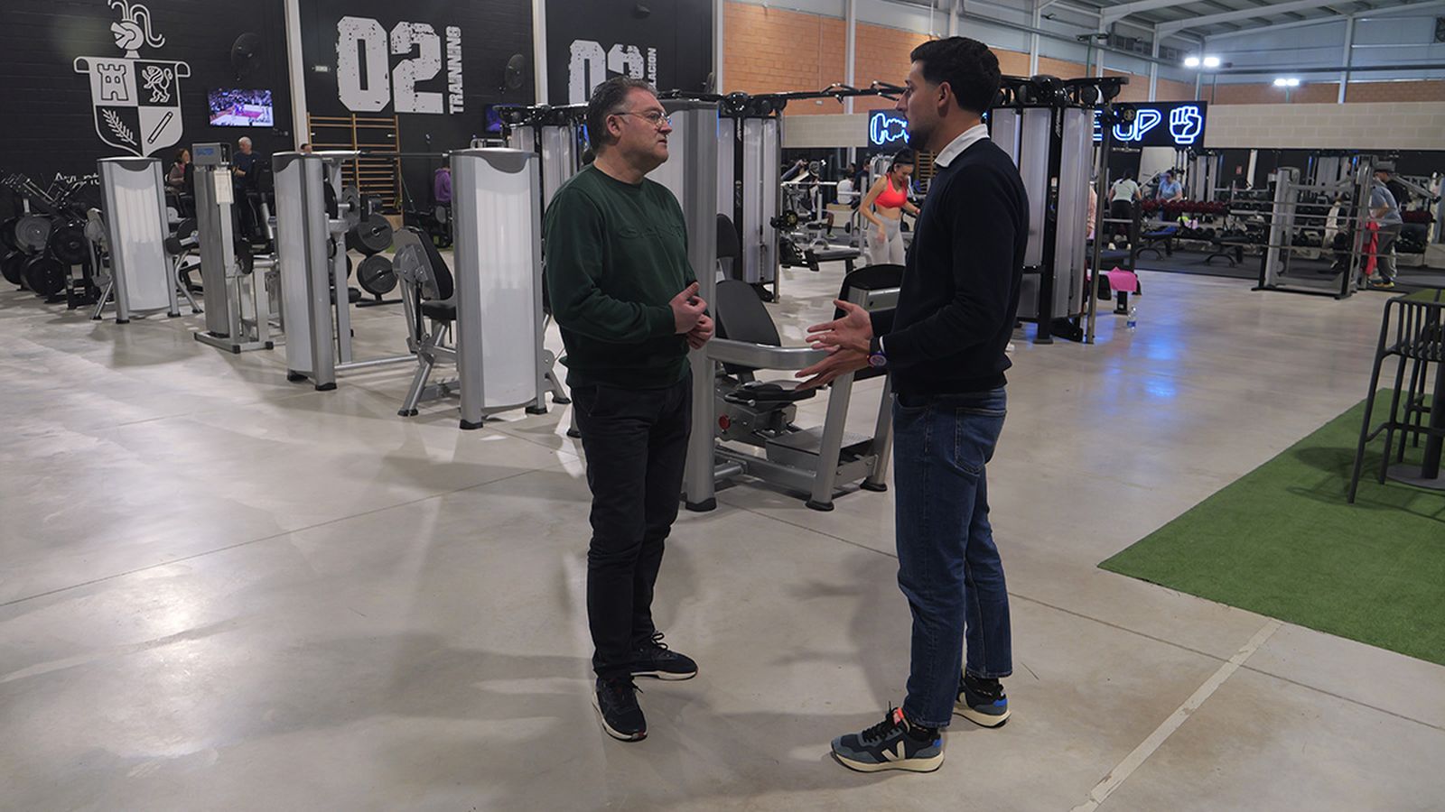 El alcalde de Berja durante una visita al Pabellón de Deportes.