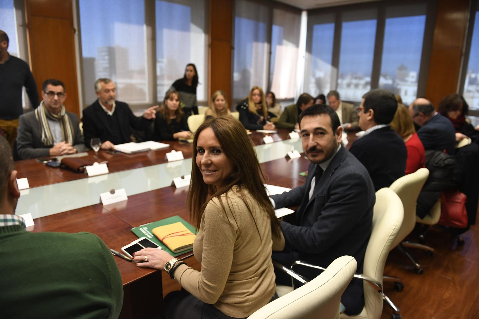 La delegada de Economía e Innovación, Gema Pérez, y el delegado de la Junta, Fernando López Gil, ayer en el encuentro con los representantes locales.