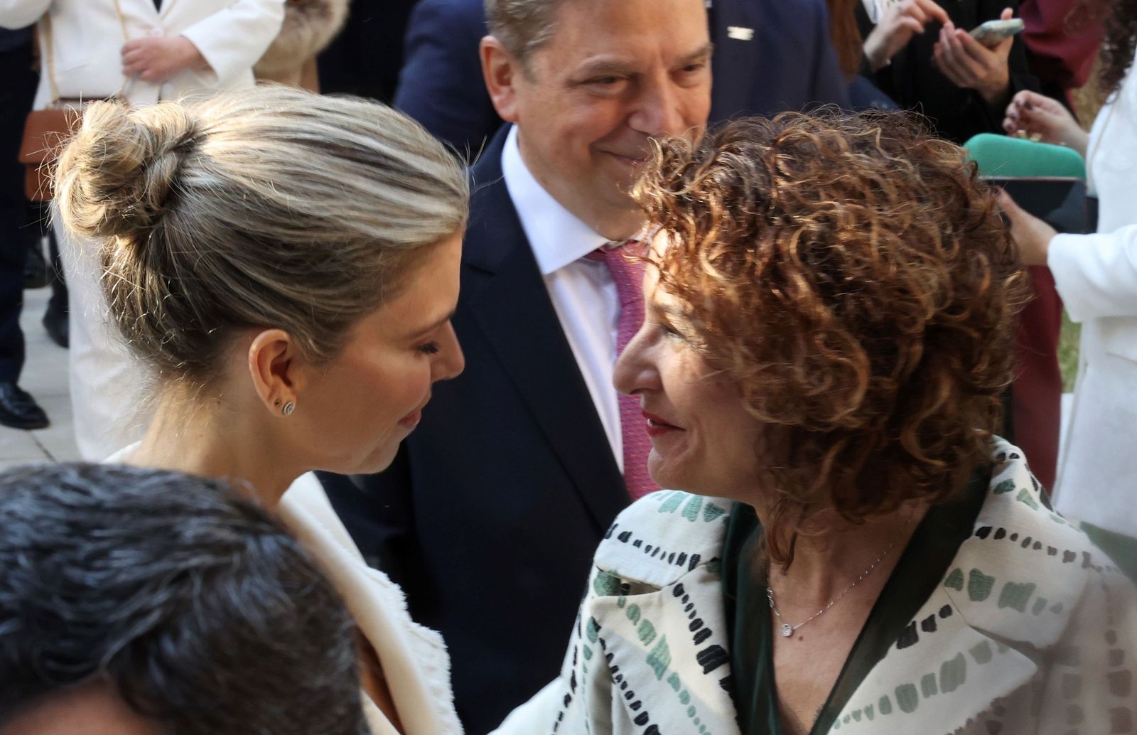 Manuela Villena, esposa de Juanma Moreno, charla con María Jesús Montero en presencia de Luis Planas en el Parlamento de Andalucía.