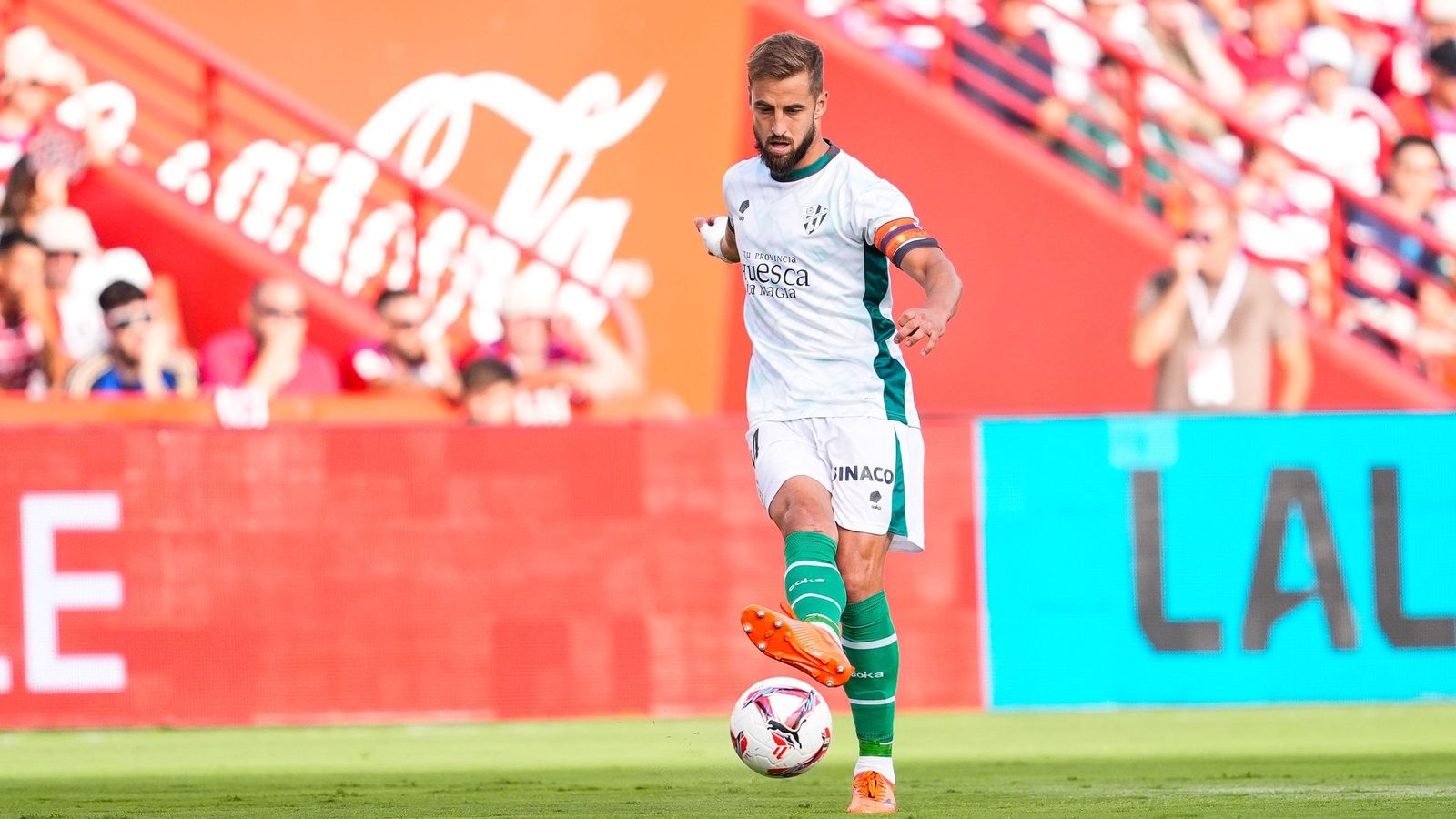 Jorge Pulido, capitán del Huesca, en un partido con el conjunto azulgrana.