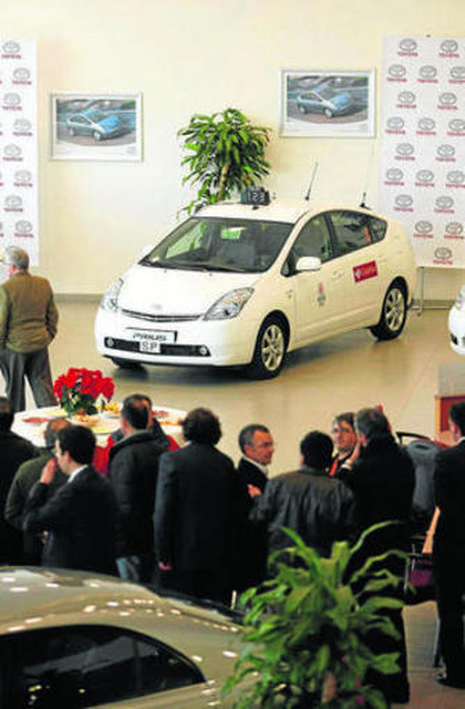 Presentación de vehículos híbridos destinados al taxi en Córdoba.