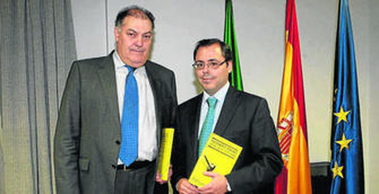 El profesor Rus, con Juan Carlos Casillas, de la Hispalense.