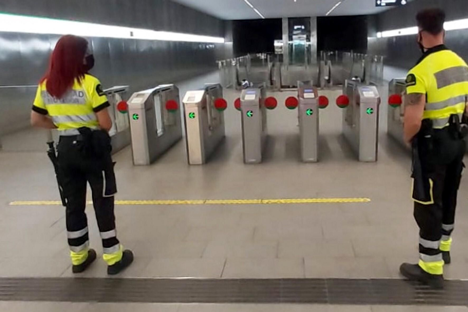 Dos empleados de Seguridad del Metro de Granada en una de sus estaciones subterráneas Dos empleados de Seguridad del Metro de Granada en una de sus estaciones subterráneas