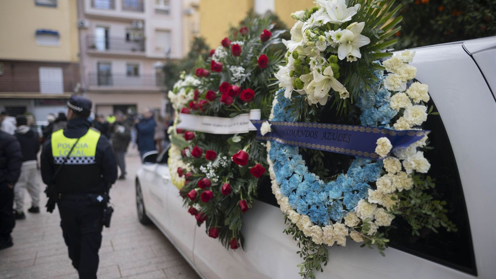 Coronas de flores en un coche fúnebre,