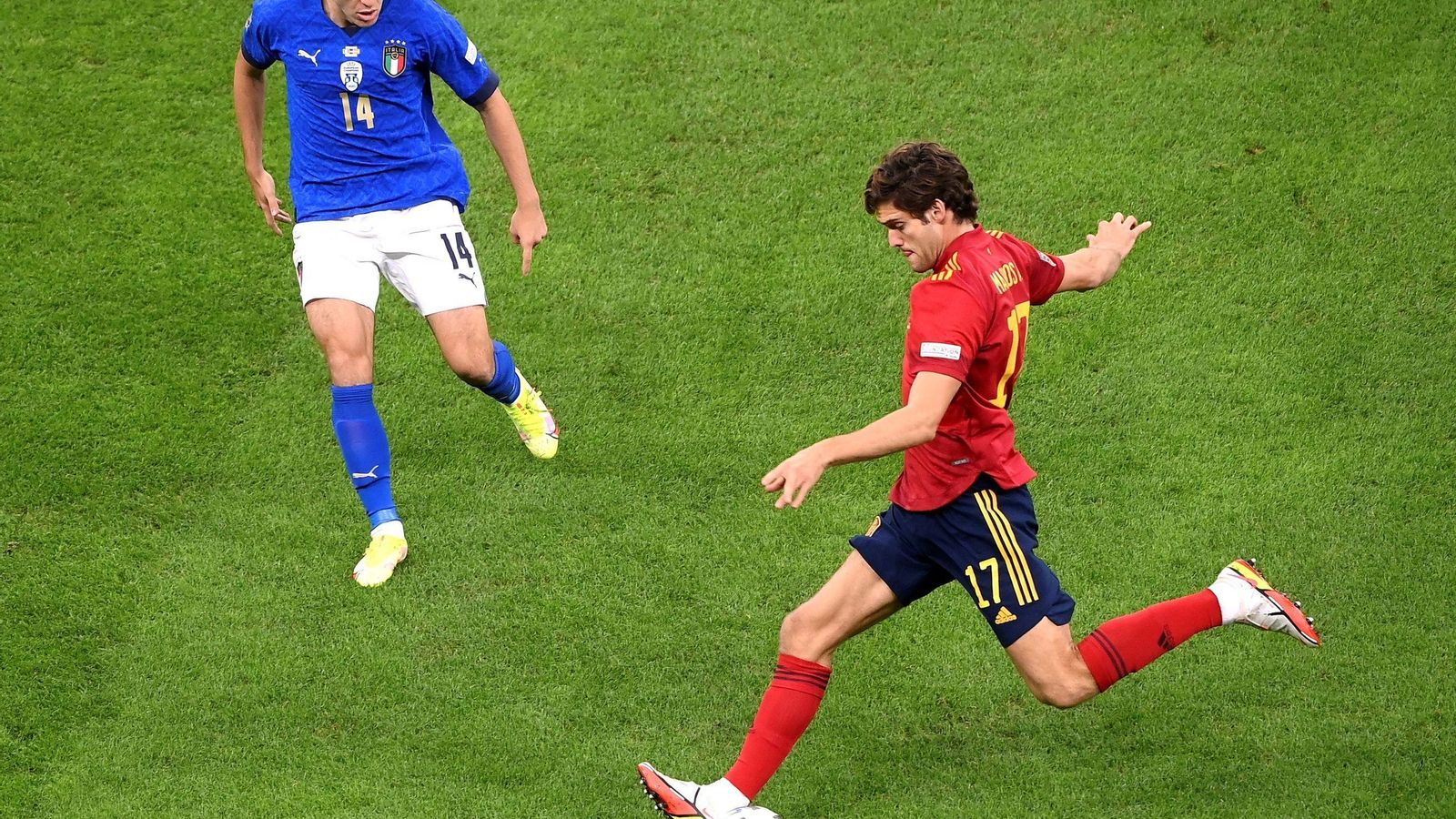 Marcos Alonso ejecuta un pase desde la izquierda.