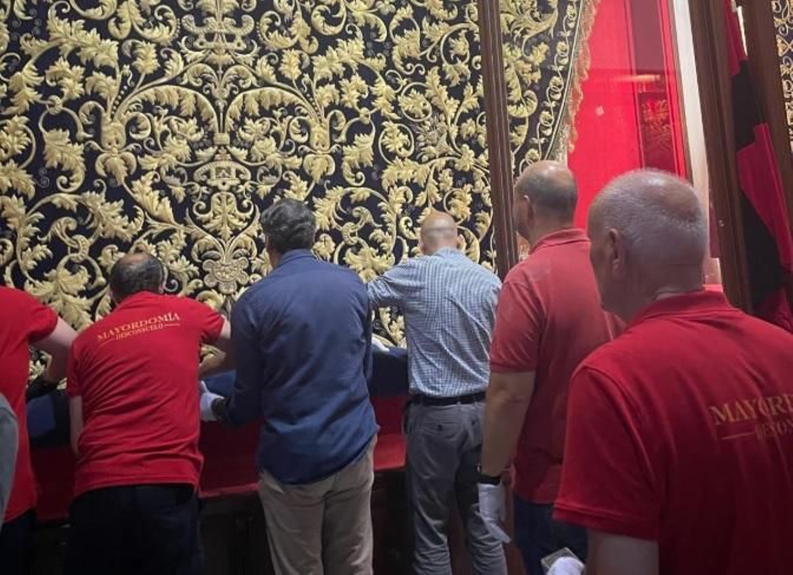 Hermanos del Desconsuelo inician las tareas de desmontaje y embalaje del manto