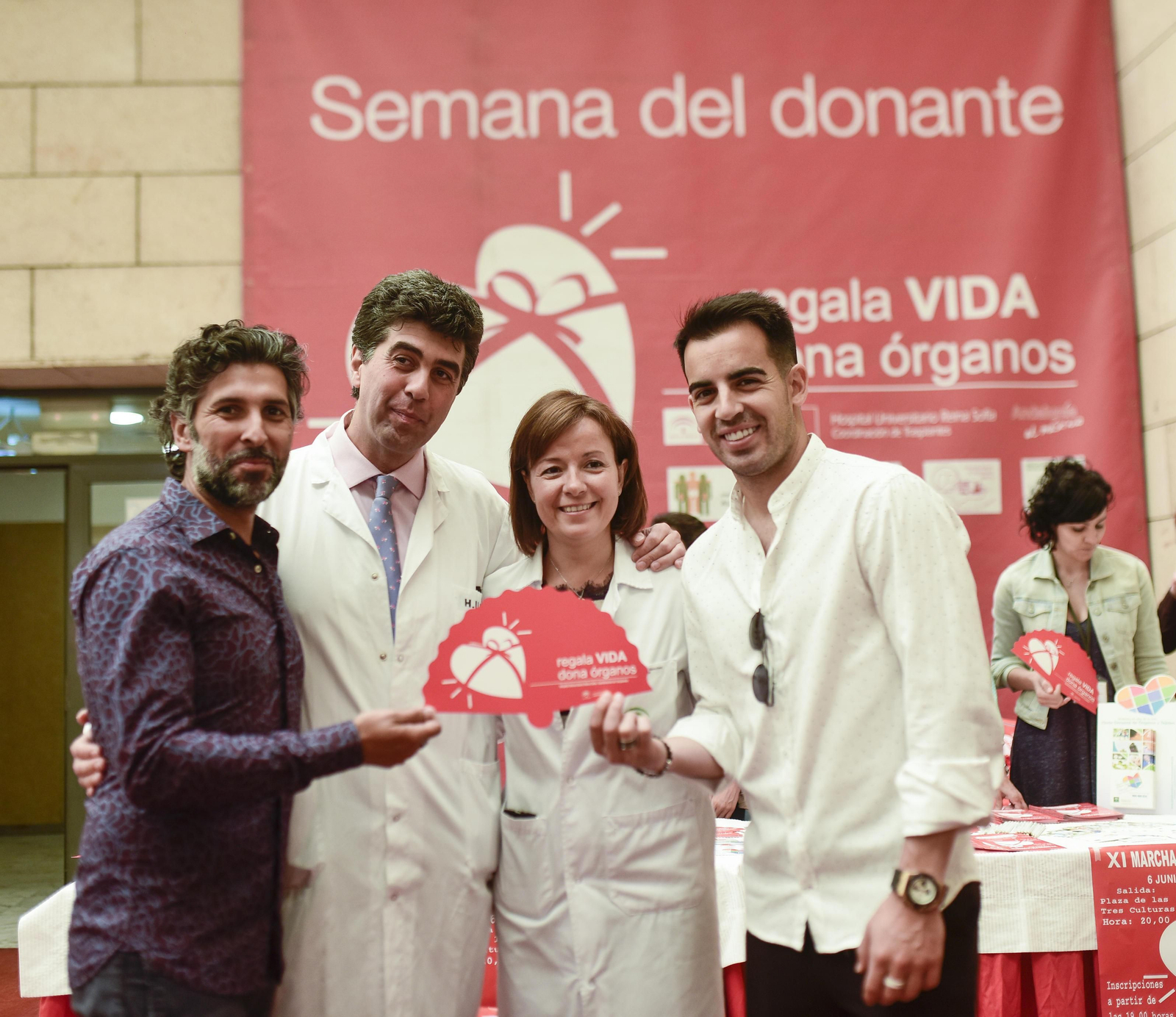 Arcángel, José María Dueñas, Valle García y José Manuel Jurado, con un abanico con el logo de la campaña.