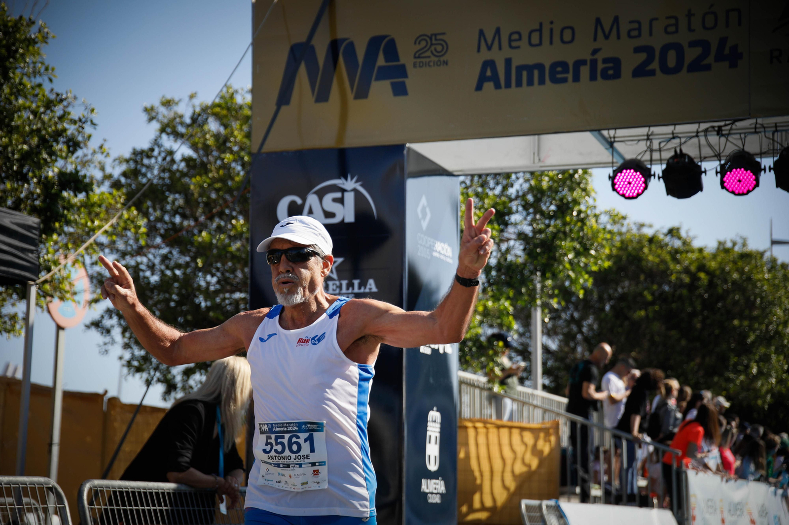 Imágenes de la llegada de la Media maratón Ciudad de Almería