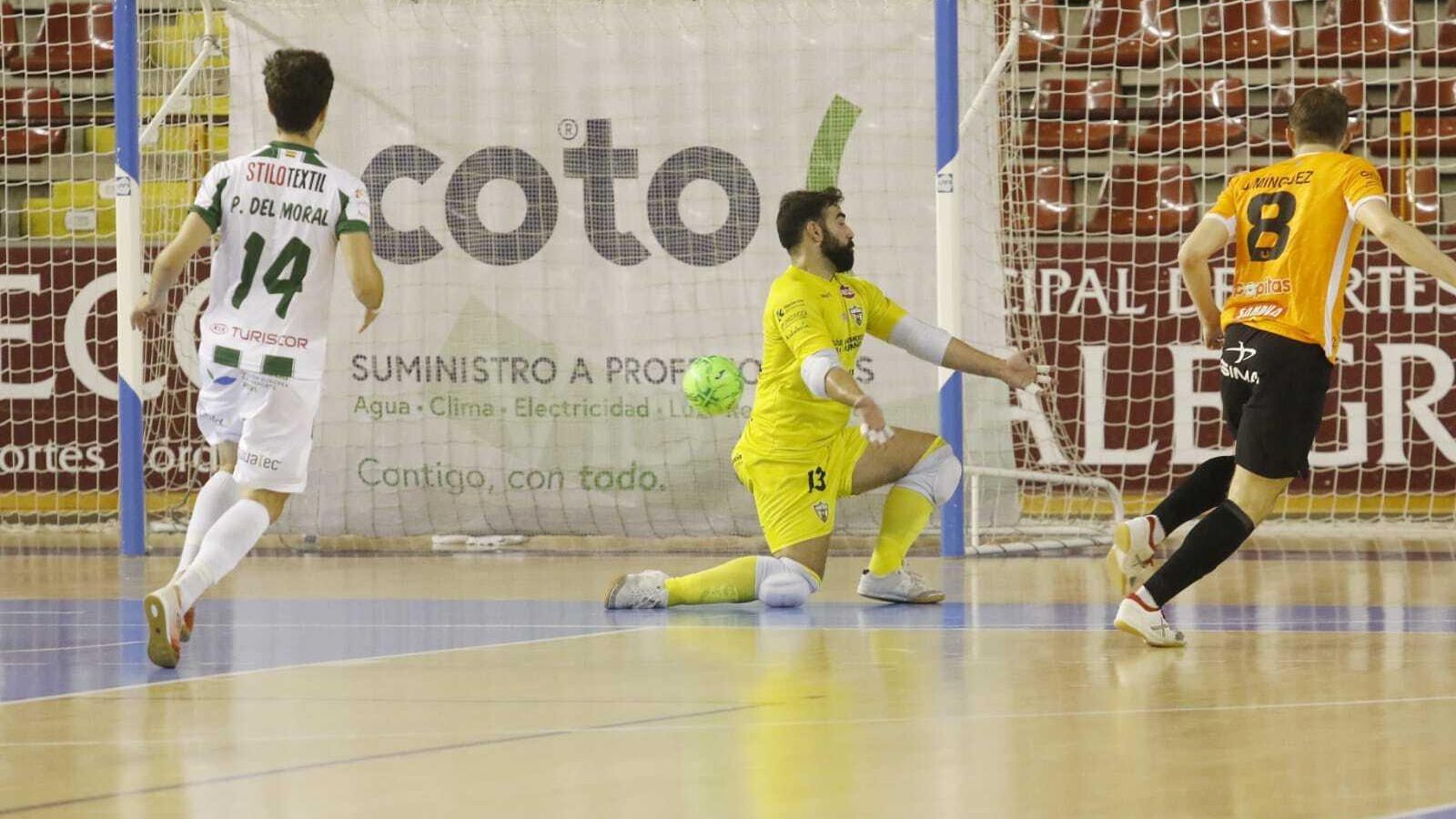 Javivi supera a Prieto ante la mirada de Pablo del Moral para hacer el 0-1.
