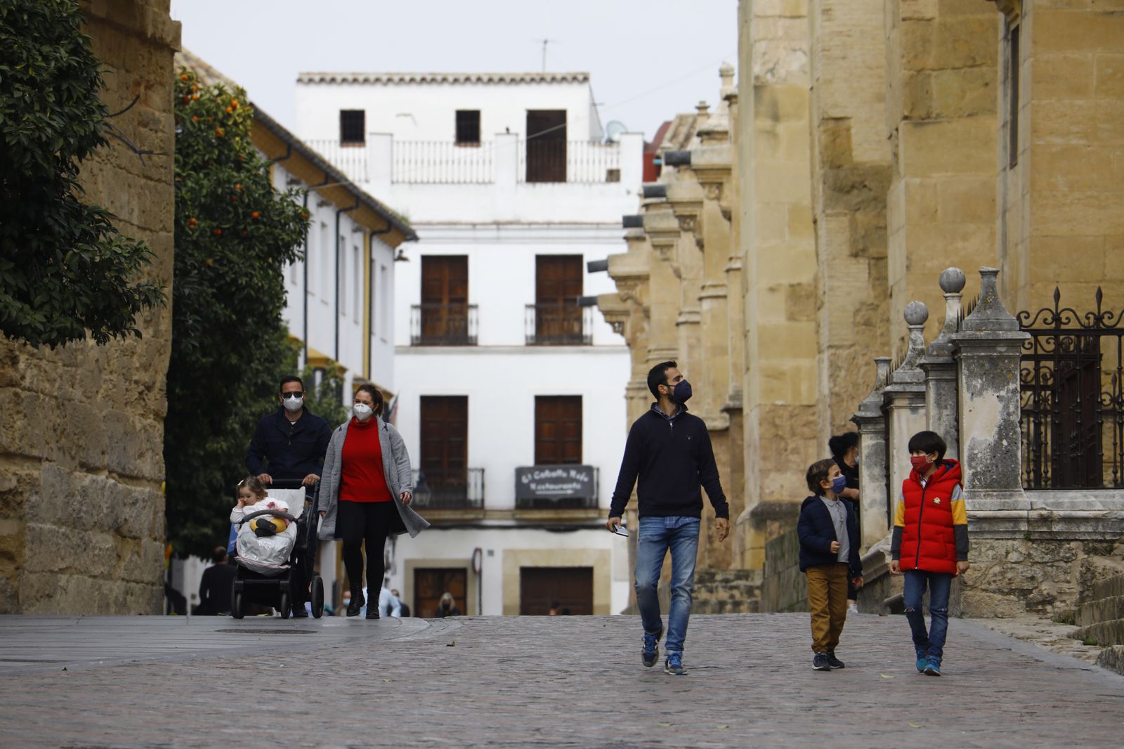 El buen tiempo llena las calles y terrazas en el primer día del Puente de Andalucía en Córdoba