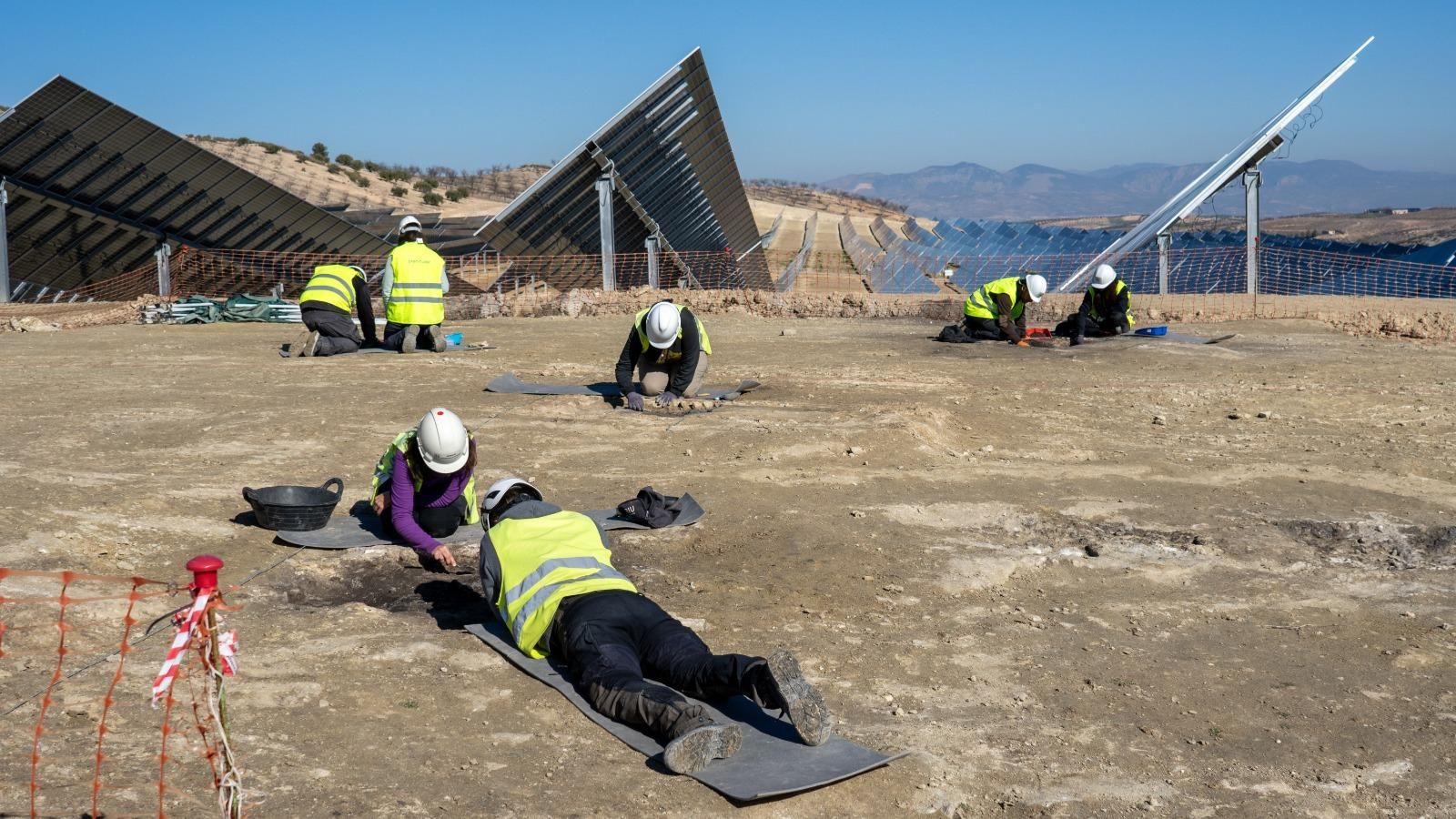 Trabajos en los yacimientos encontrados en la planta solar.