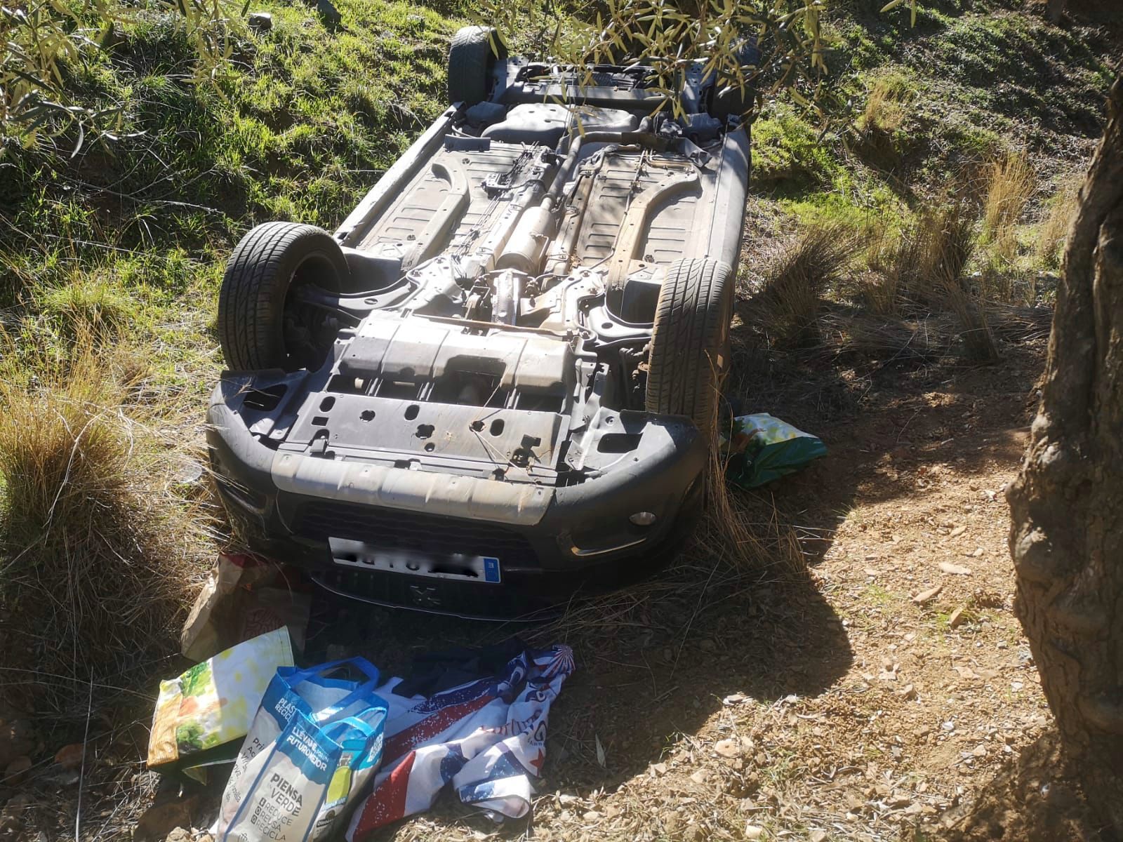 El vehículo, volcado, en el arroyo junto a la autovía de Las Pedrizas.