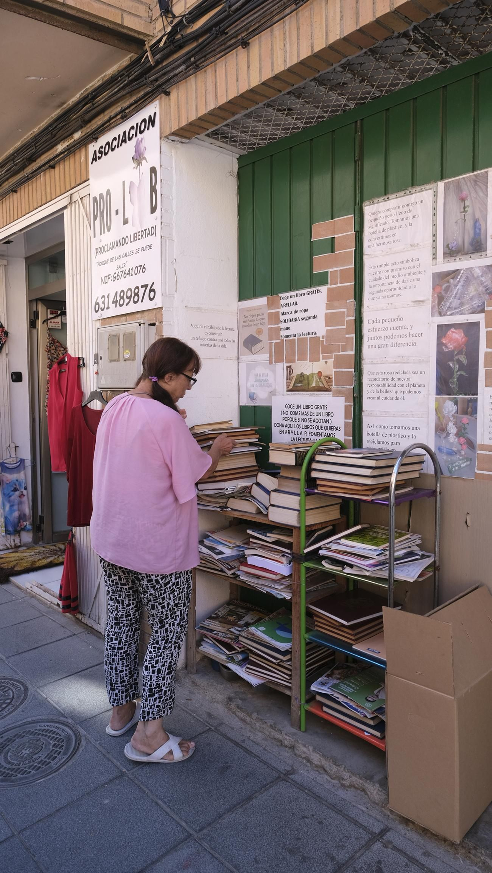 Las imágenes de la asociación que regala libros y ropa a las personas sin hogar en El Zapillo