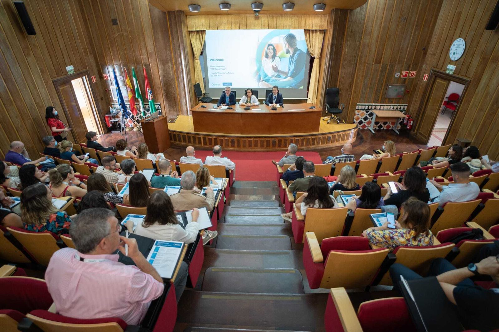 Expertos en radiocirugía conocen en Granada la tecnología innovadora de "Gammaknife"