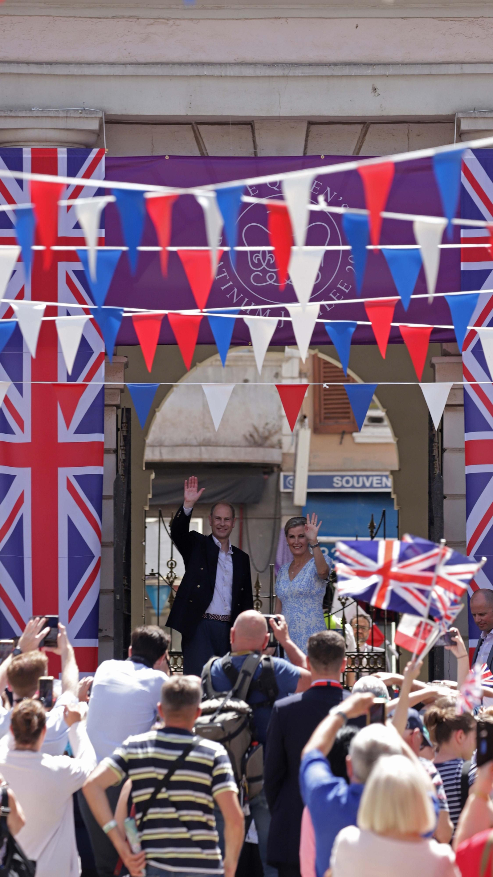 Fotos del paseo de los condes de Wessex por Main Street en Gibraltar
