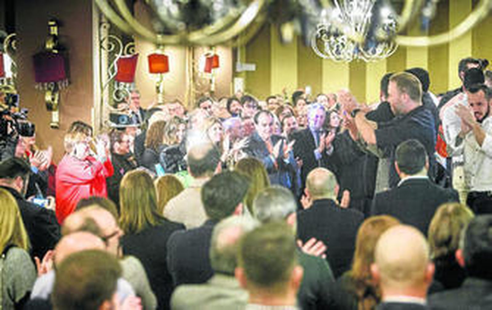 La chirigota de Kike Remolino brindó un sentido homenaje con su pasodoble dedicado a la figura de Emilio López.