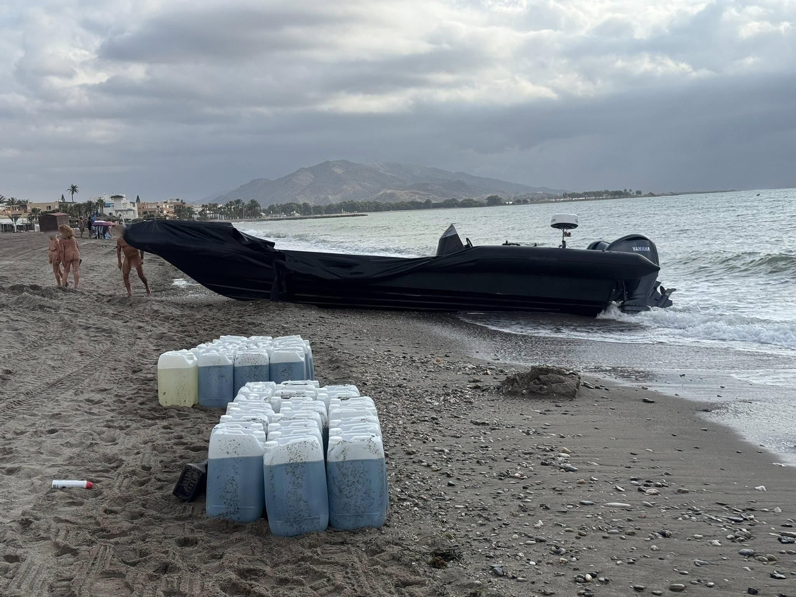 Petacas, narcolancha y nudistas este martes en la playa de Vera
