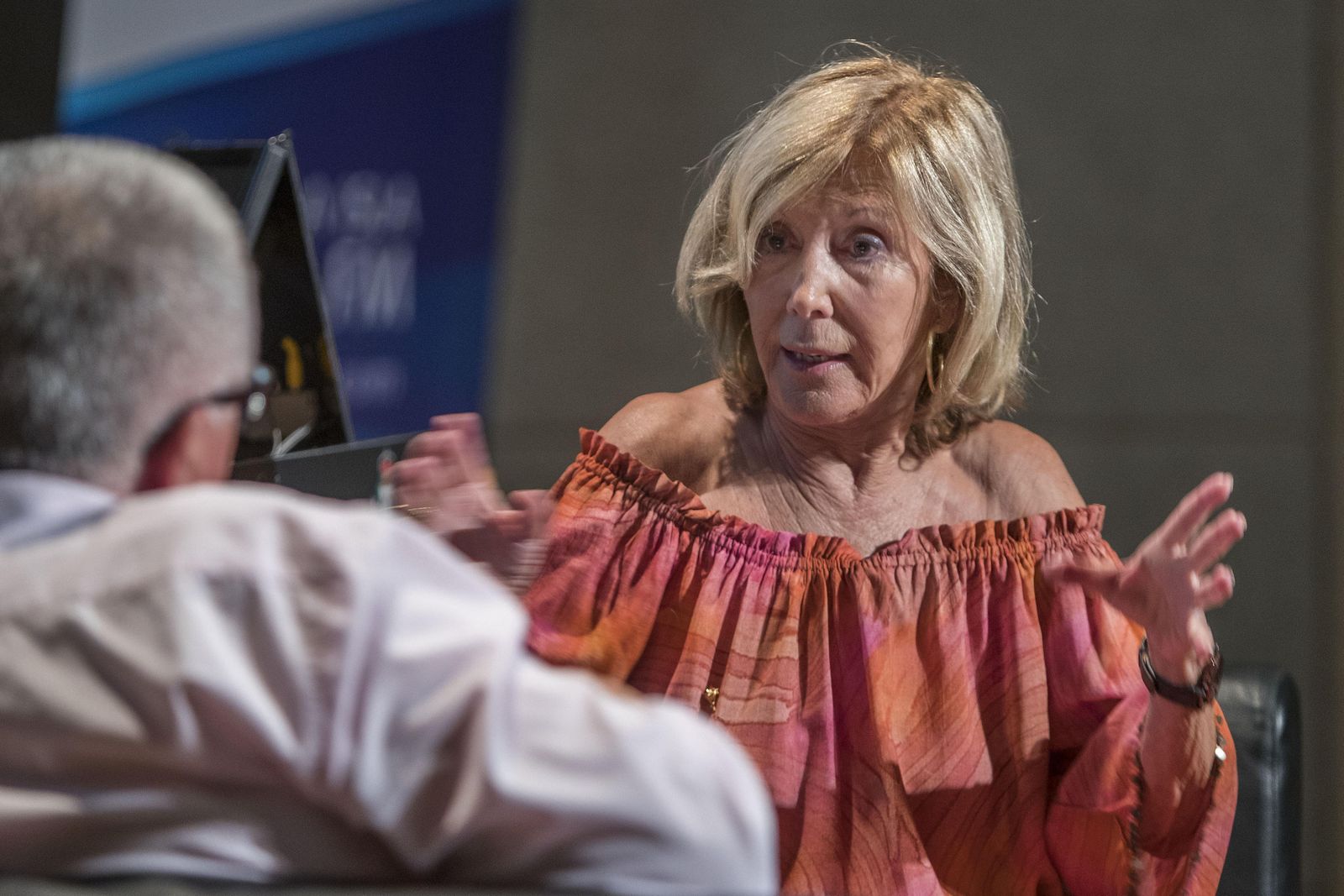 Concha Baras, durante la entrevista que realizó ante el auditorio Manolo Casal, para repasar su trayectoria.