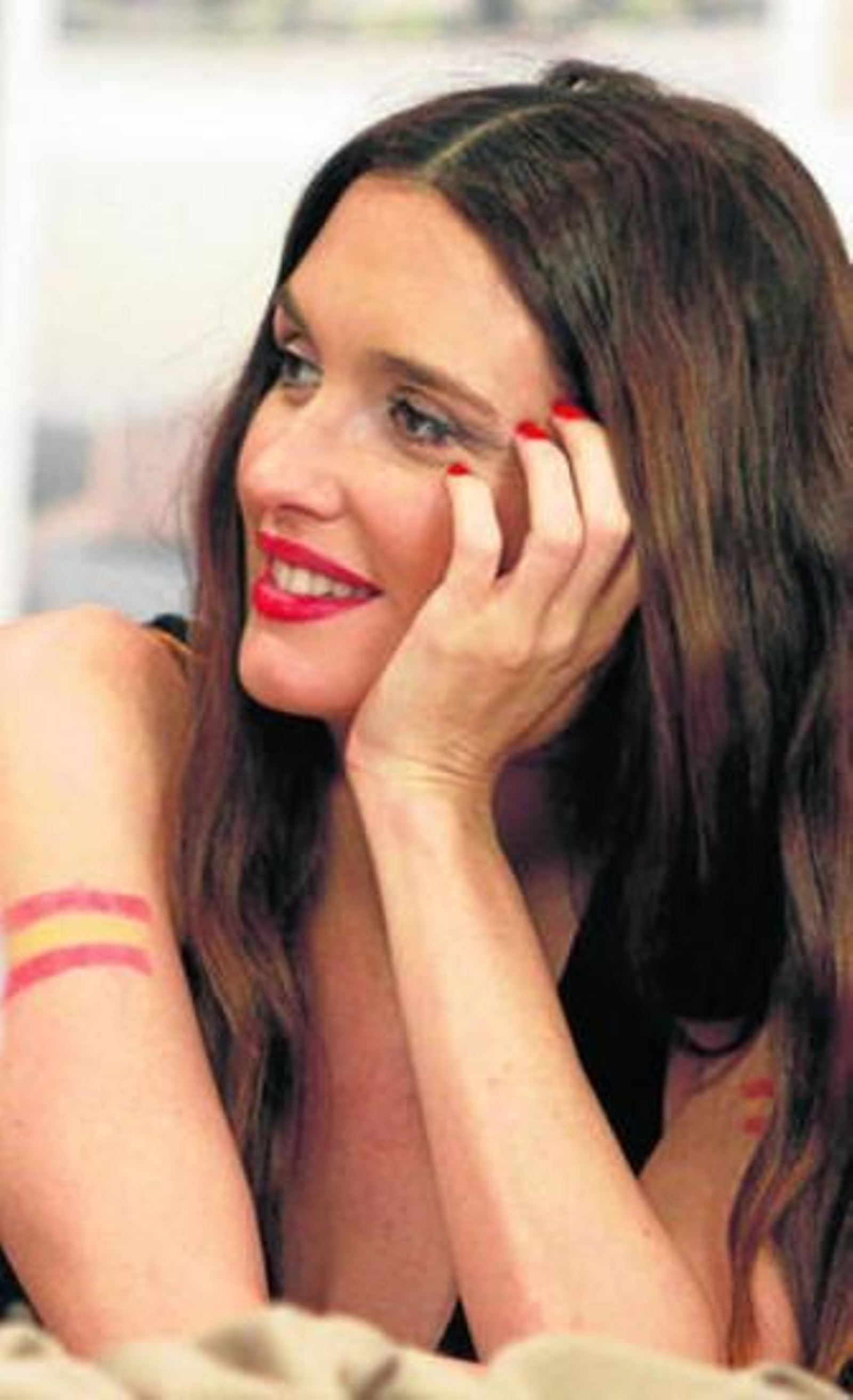 1. Paz Vega, con los colores de la bandera española pintados en el brazo, preparada para una jornada futbolera que acabaría de manera exultante.  2. Los miembros del reparto de la película, en una calle de El Coronil. 3. La intérprete sevillana y Juanjo Cucalón, durante su encuentro con la prensa.