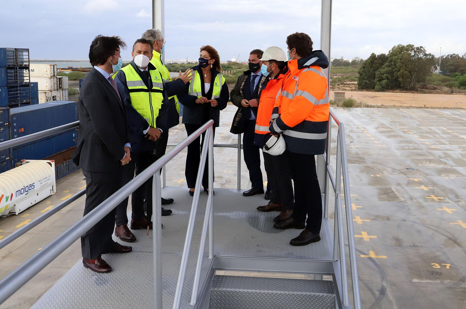 Los responsables portuarios y de Yilport en una de sus instalaciones inauguradas ayer.