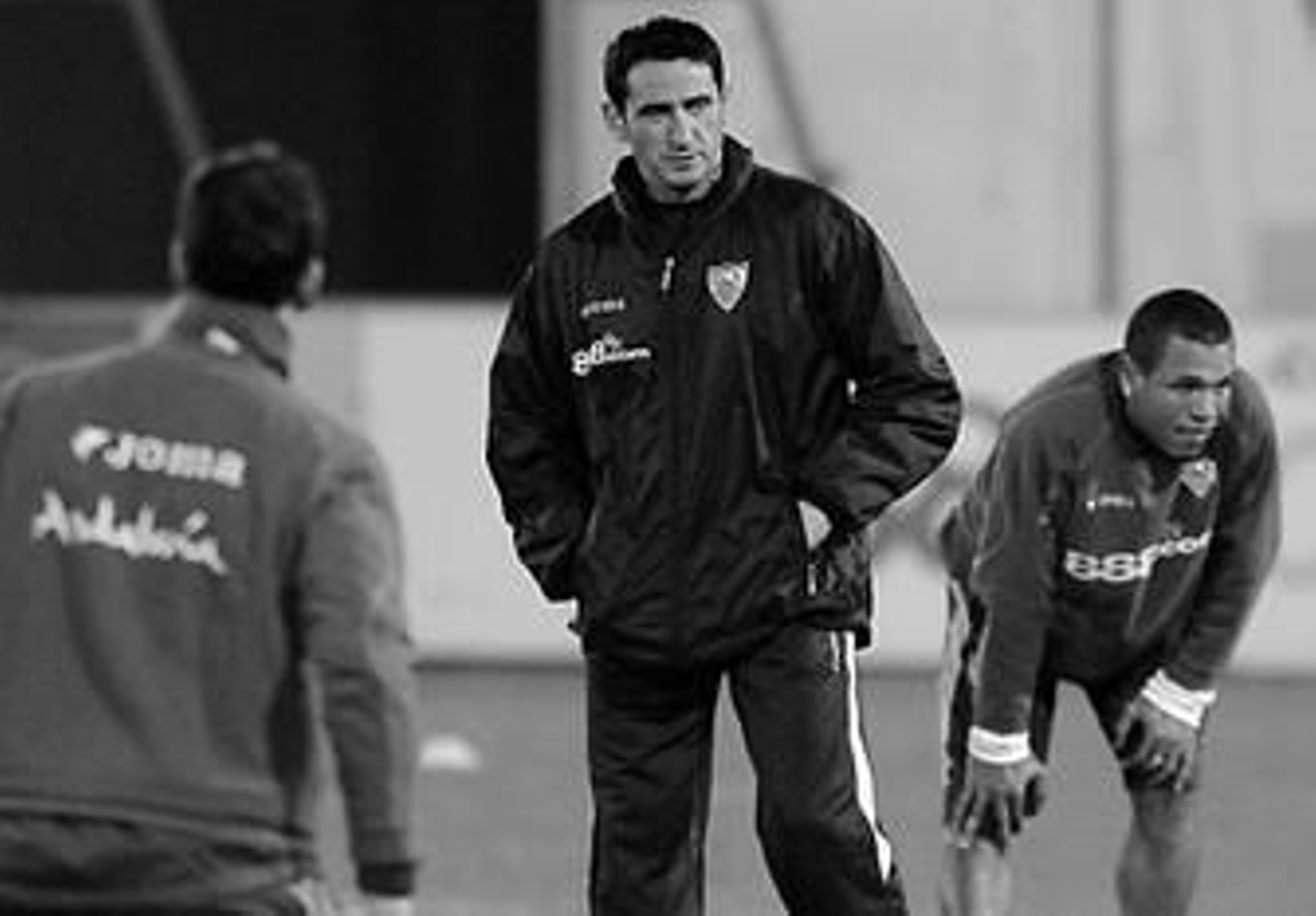 Jiménez, pensativo ante Luis Fabiano en la vuelta al trabajo.