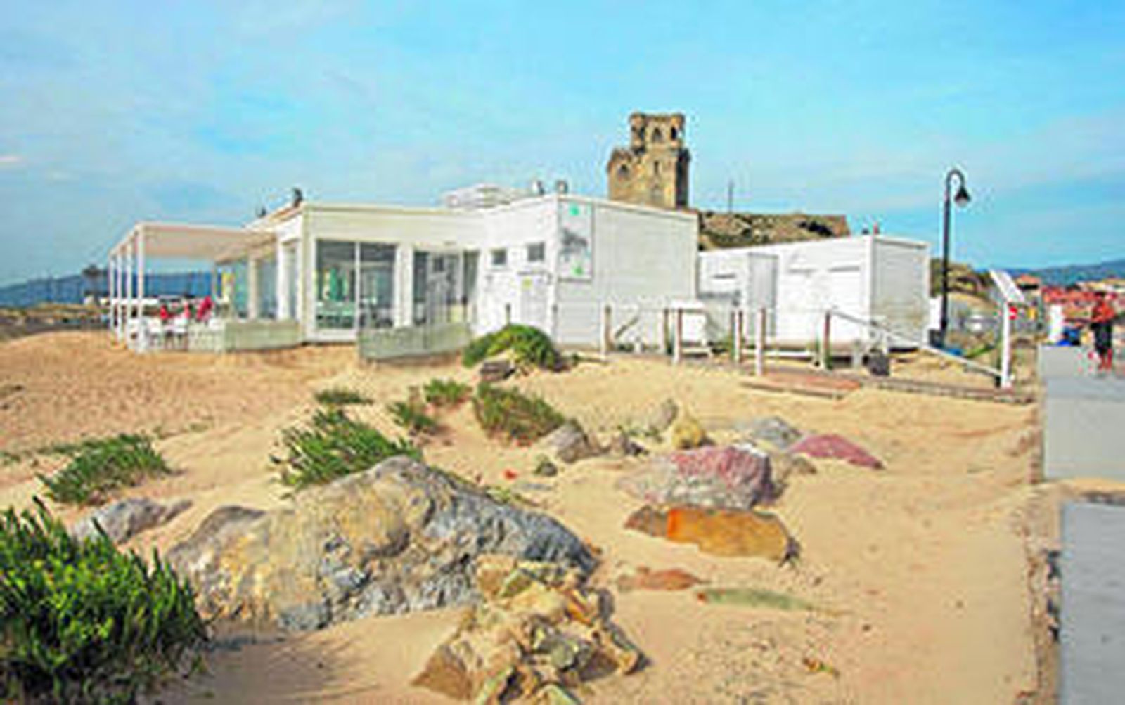 El Chiringuito, en la playa de Los Lances en Tarifa, es uno de los establecimientos que gestiona el detenido.