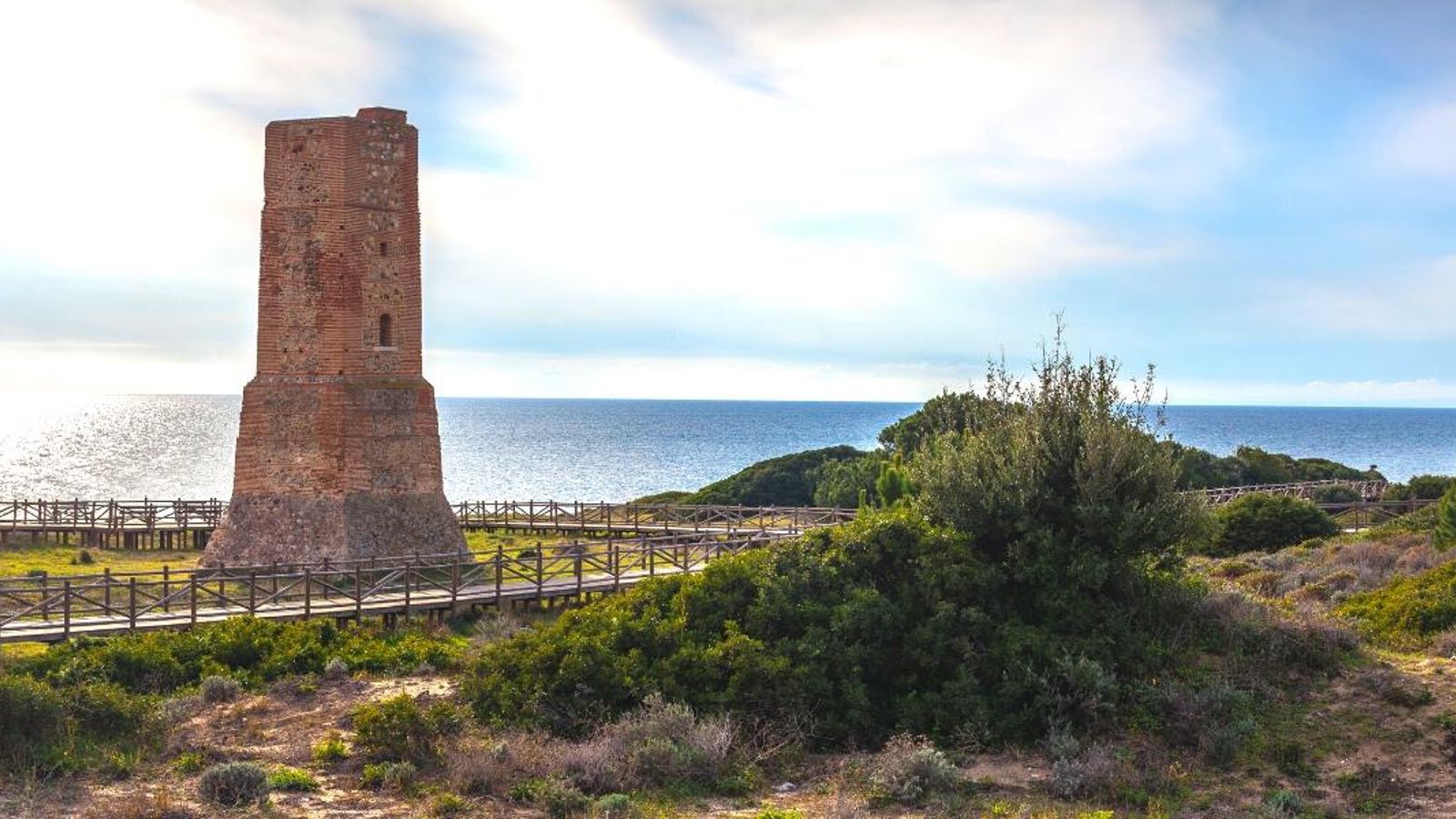 La Torre de los Ladrones, en las Dunas de Artola. La Torre de los Ladrones, en las Dunas de Artola.