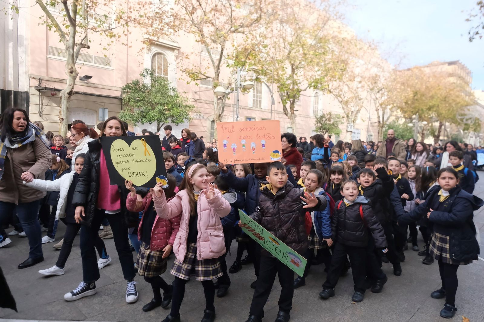 Córdoba celebra el Día del Cáncer Infantil con una marcha con cientos de escolares
