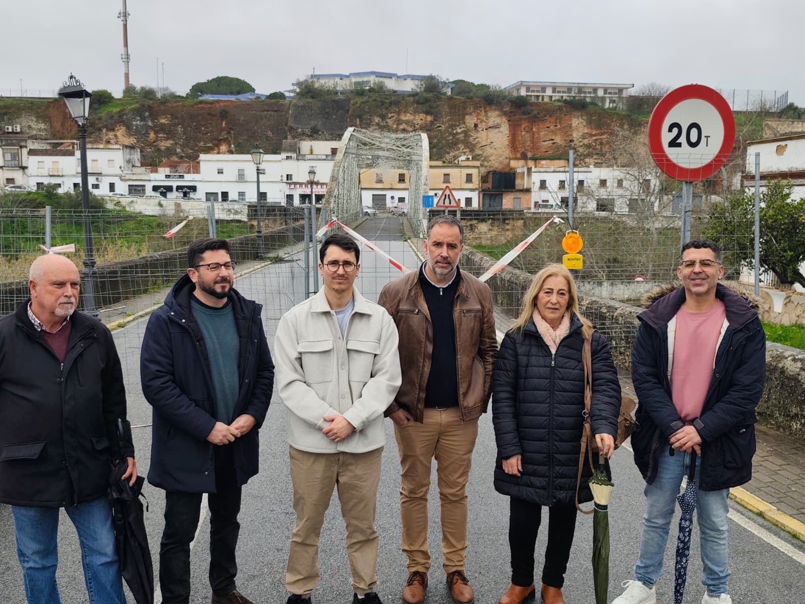 Visita de cargos provinciales y locales de IU al puente de San Miguel de Arcos.