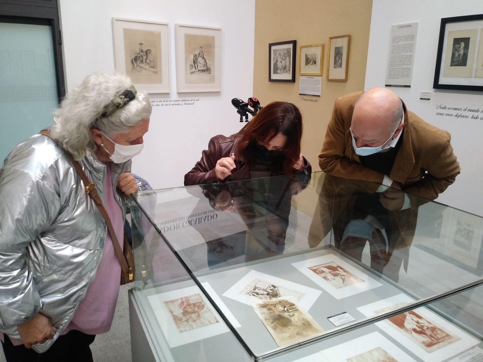 La delegada de Cultura y el director del Museo, junto a una visitante, durante el acto de inauguración de la muestra.