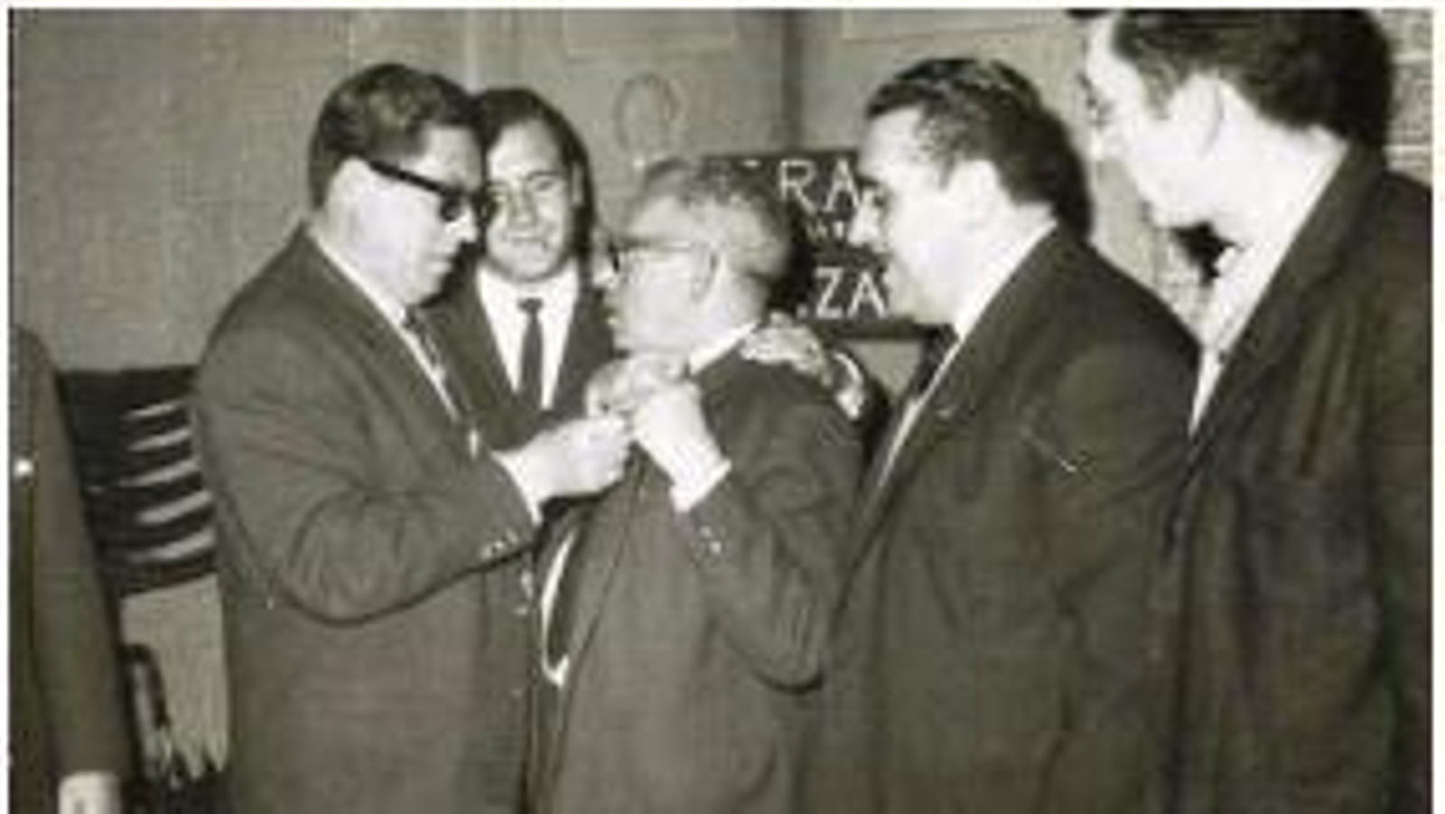 Guillermo León entrega una insignia durante su etapa al frente de la Balona