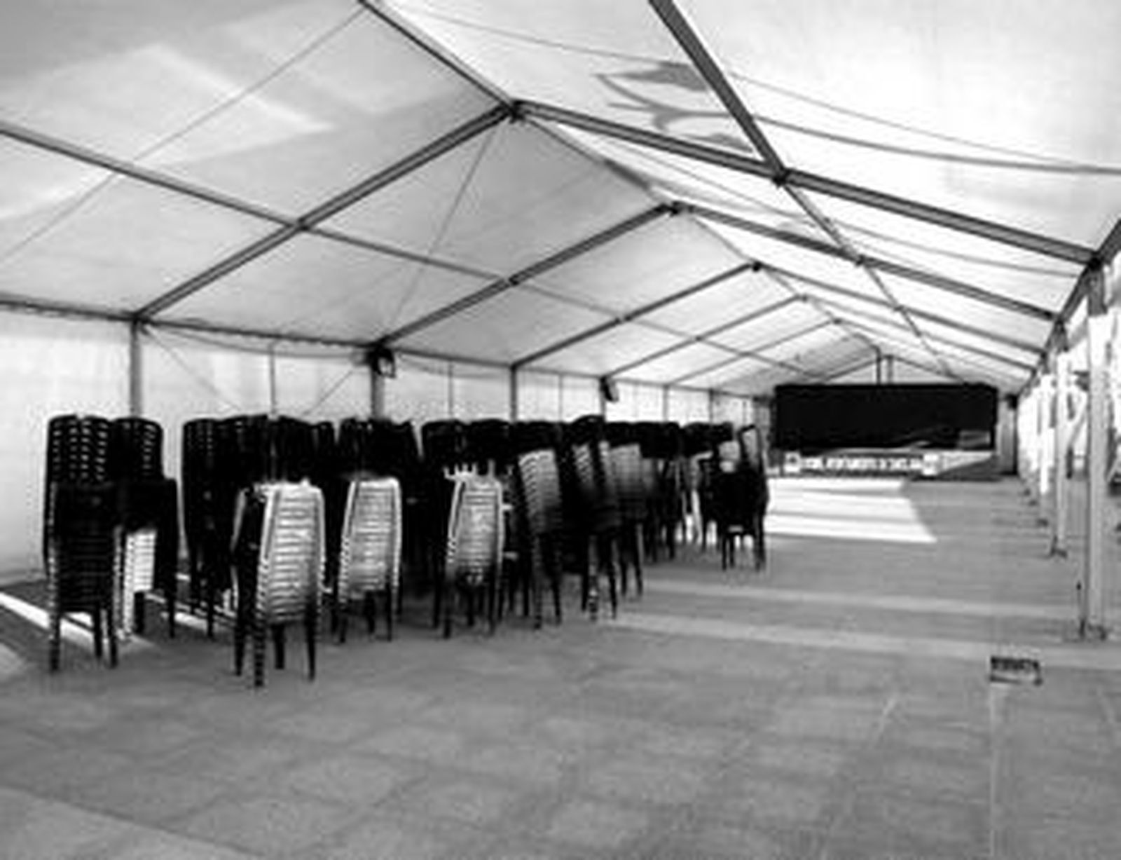 Vista de los preparativos que se llevaban a cabo ayer en la carpa que acogerá hoy el pregón.