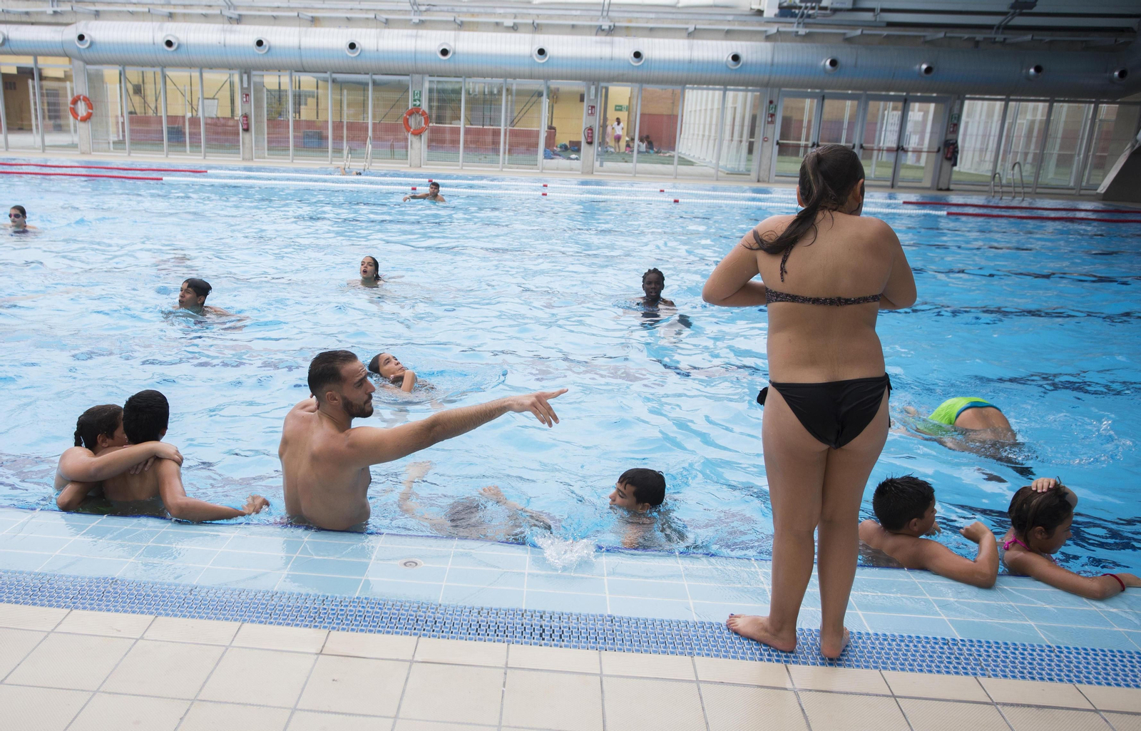 Grupos de niños de distintas asociaciones participan en las actividades de 'baño social'.