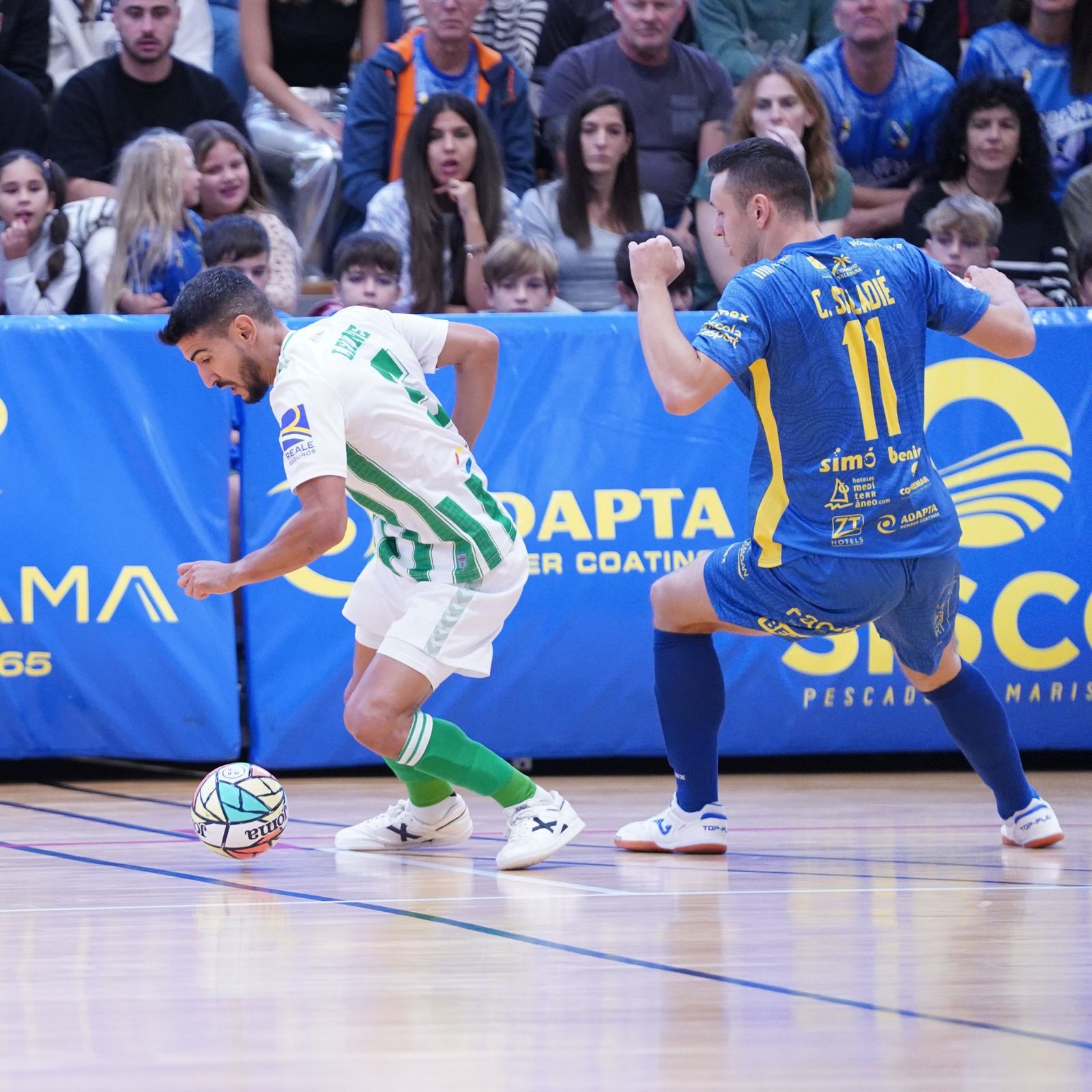 Lemine controla presionado pro un jugador del Peñíscola.