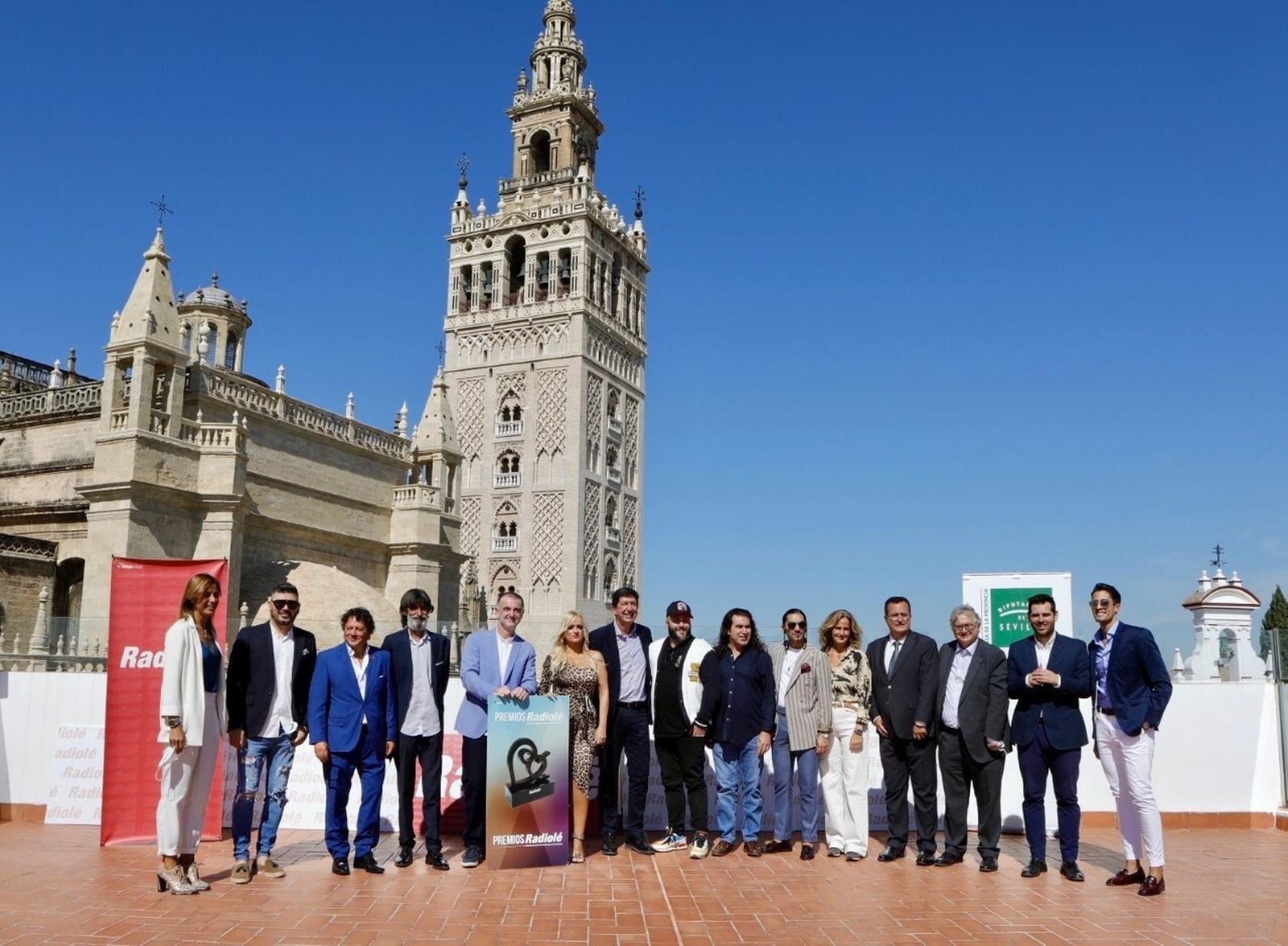 Foto de familia de la presentación de los séptimos Premios Radiolé