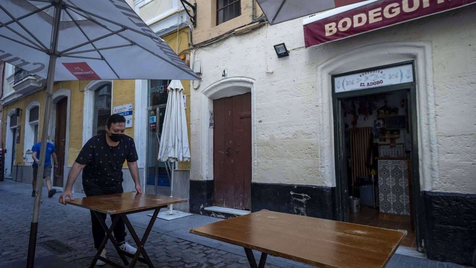 Paco Abeiijón, colocando las mesas de la terraza de la Bodeguita El Adobo.