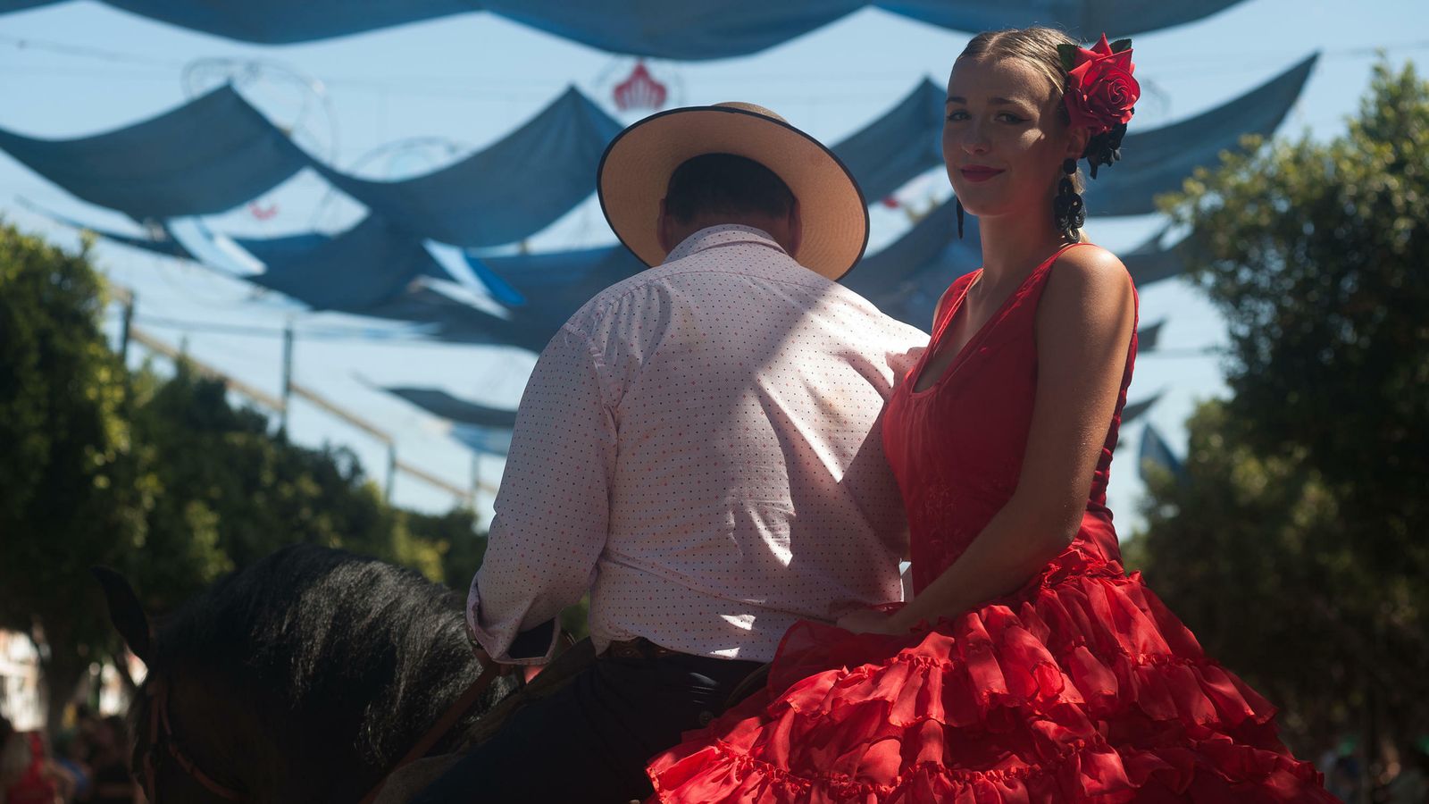 Una joven pasea su traje de la forma más tradicional.