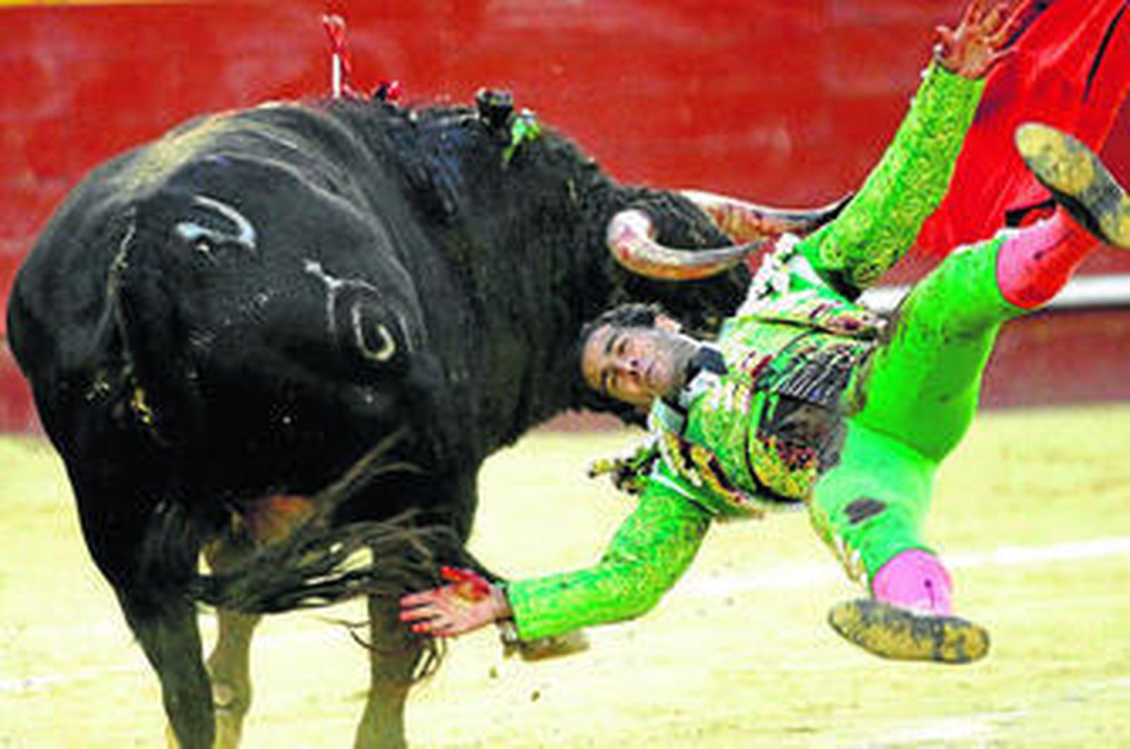 Iván Fandiño, con un valor descomunal, sale a hombros