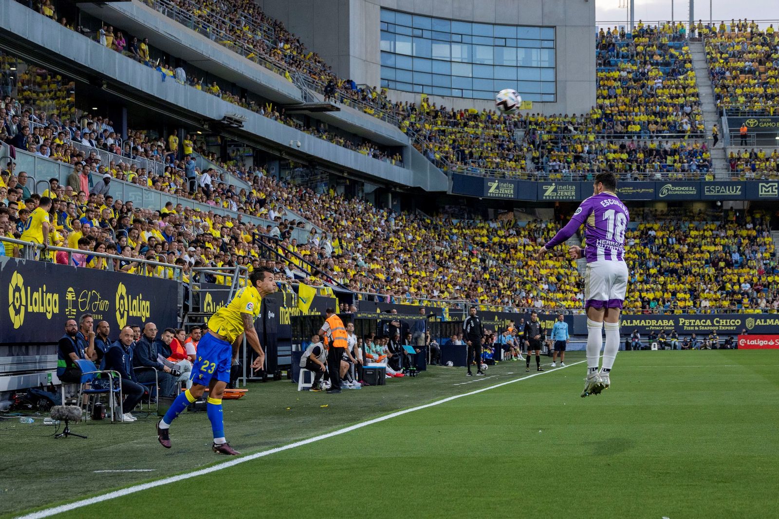 Todas las imágenes del Cádiz C.F.-Valladolid en el Nuevo Mirandilla