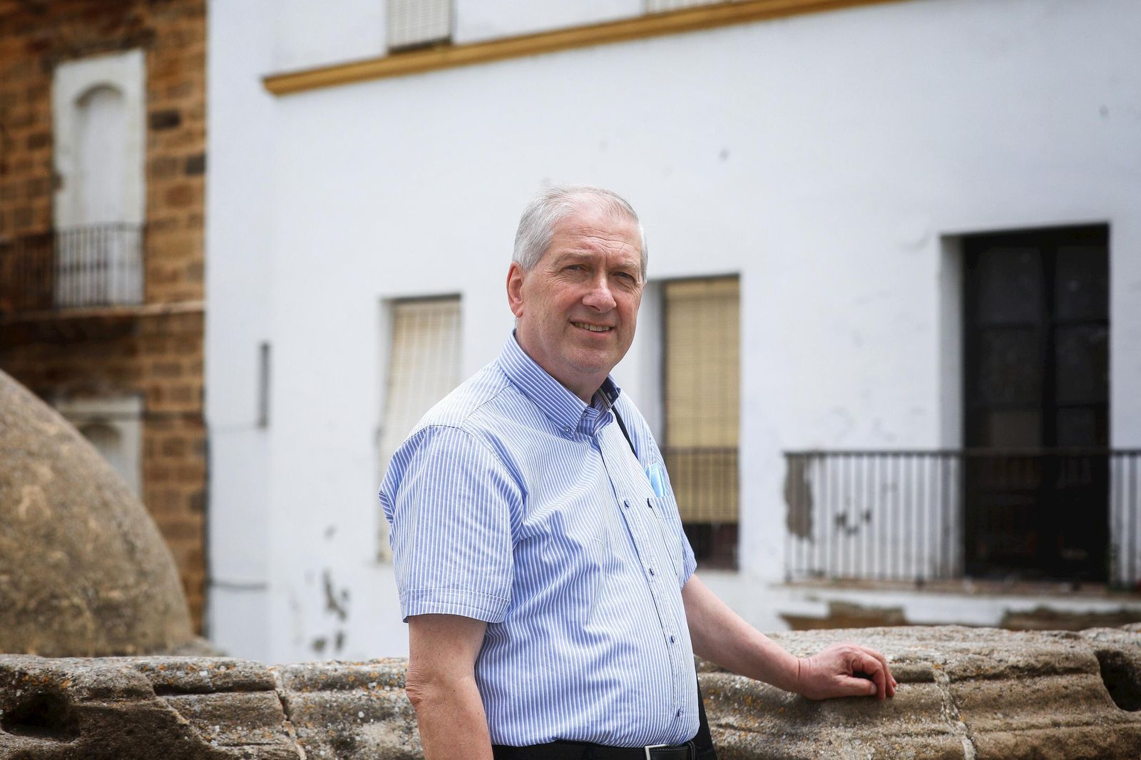 El padre Sante Zanetti, posa en la plaza de Fray Félix.