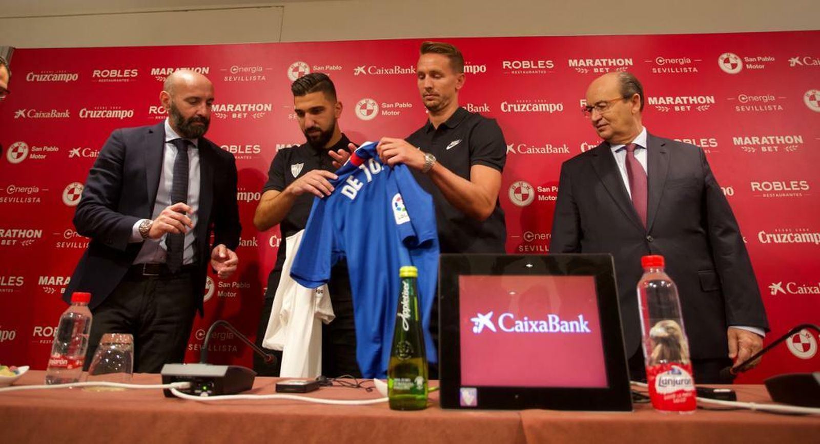 Dabbur y De Jong, durante su presentación oficial, entre Monchi y José Castro.