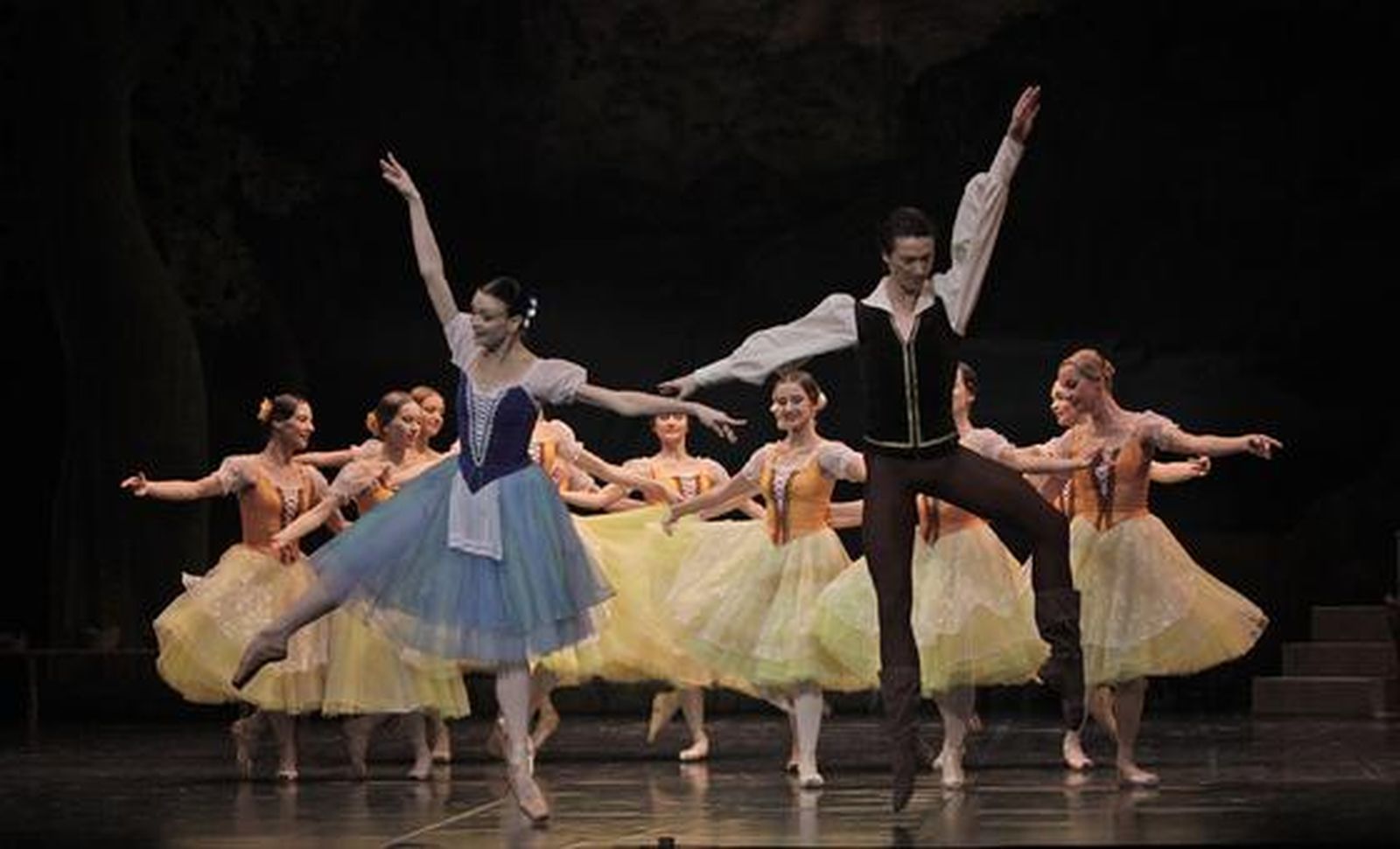 Imágenes de 'Giselle' en el Teatro de la Maestranza. / Antonio Pizarro