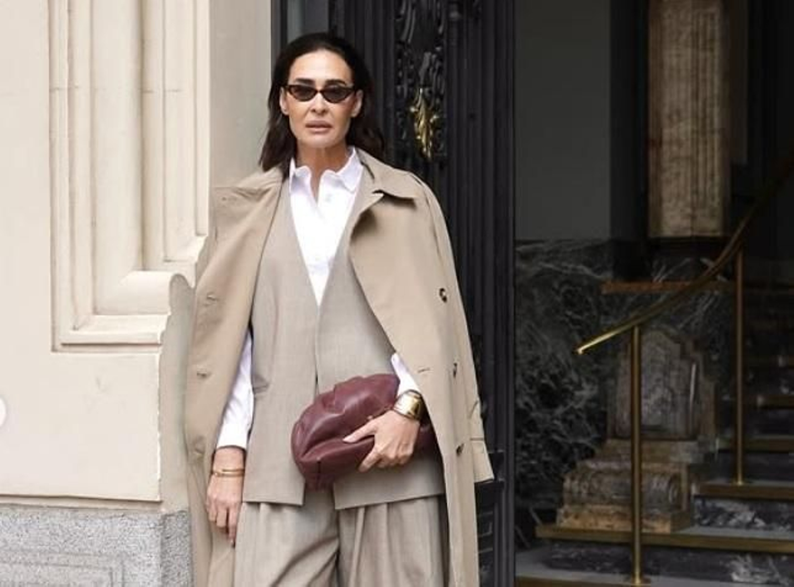Zara vende el vestido con truco elegante y favorecedor con el que te olvidarás de los pantalones anchos para volver a la oficina.