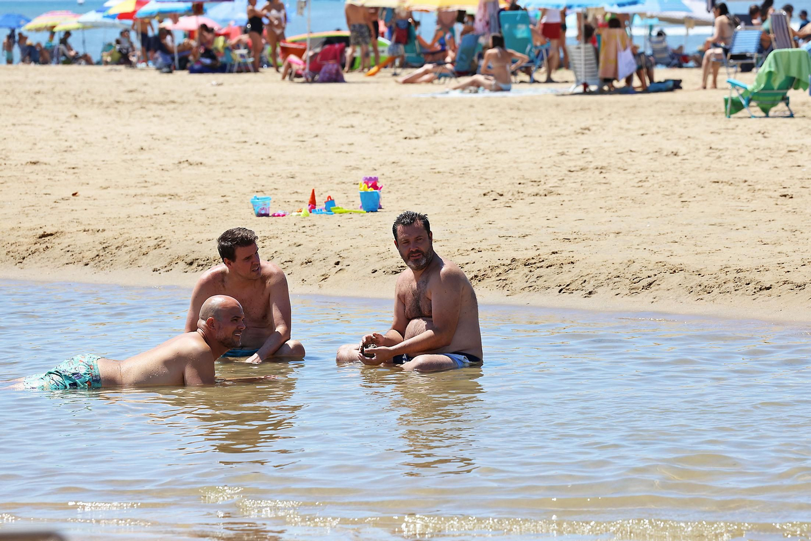 Ambiente en las playas de Huelva en la mañana de domingo