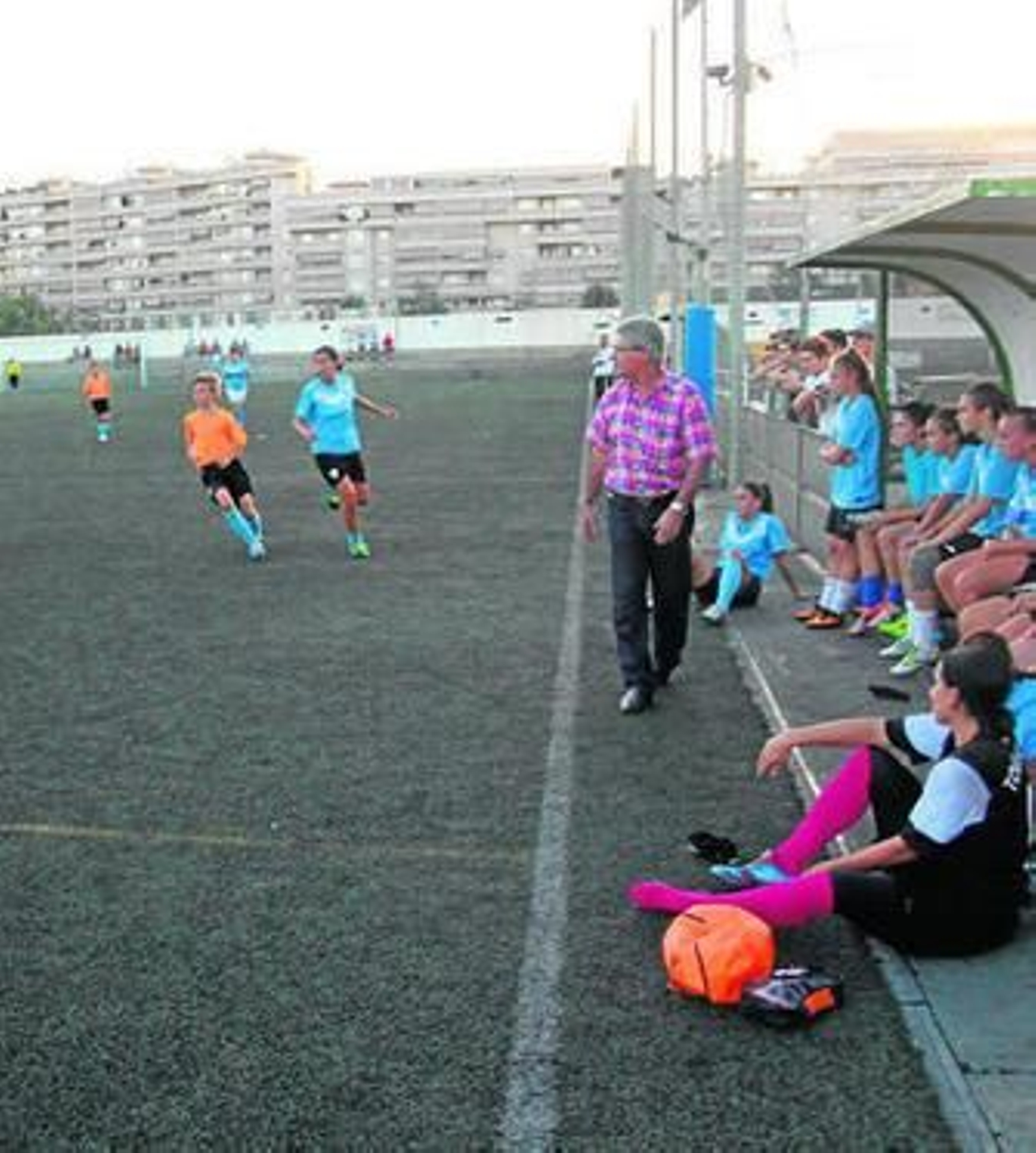 Manuel Hernández Navarrete, dirigiendo un amistoso del Atlético Málaga.